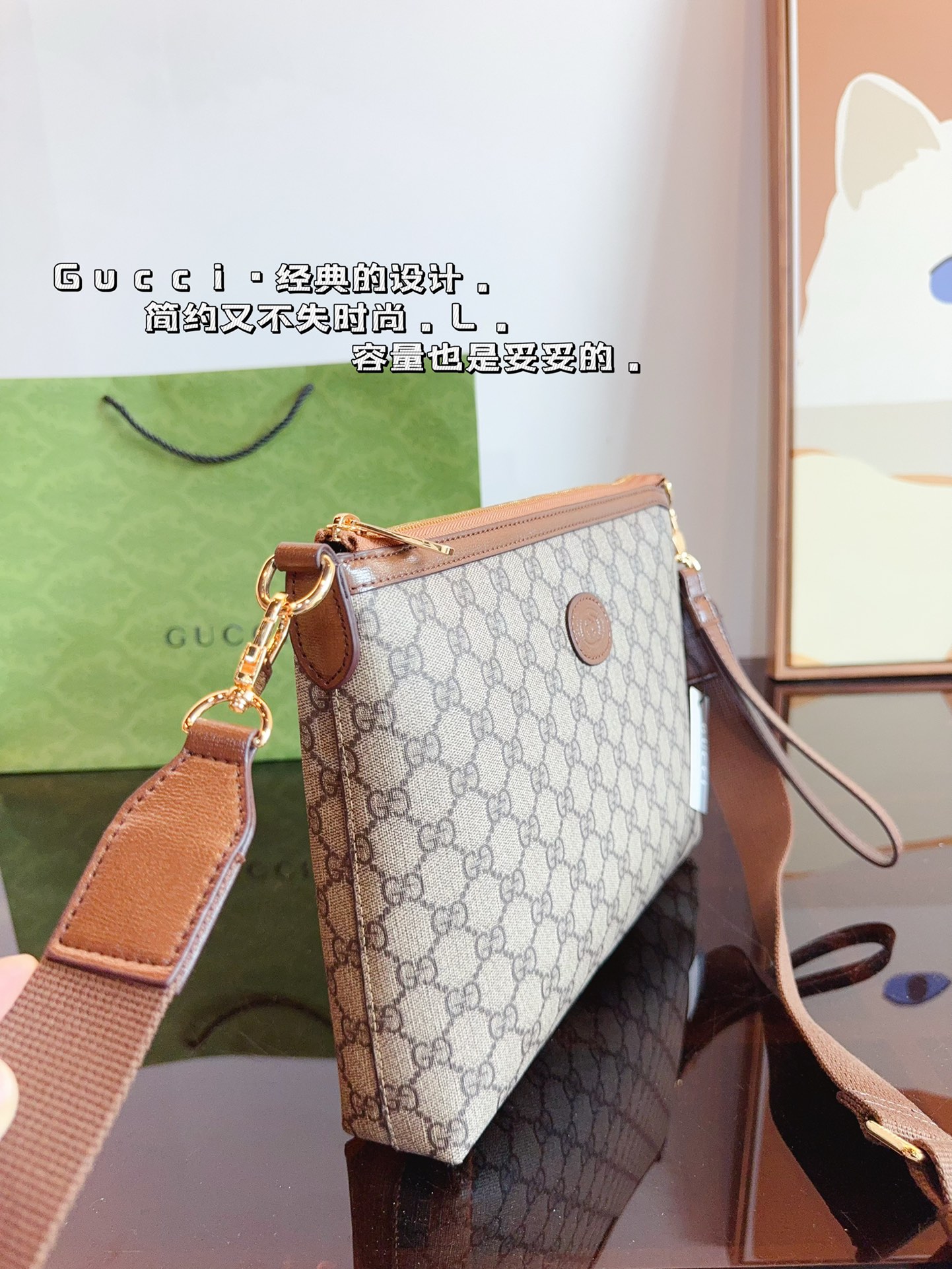 P160 GUCCI酷奇ophidia斜挎包. GG男包来咯～ 随着时间成长，压花也是经久耐看且永不过时的元素 这款包包造型小巧，依旧是复古的调性，方方正正的包型很好搭配衣服，可斜挎可作为手拿包，日常休闲和商务场合都可以驾驭，撞包率也很低，包身整体也很轻便，简约低调有质感尺寸：26*3*23cm