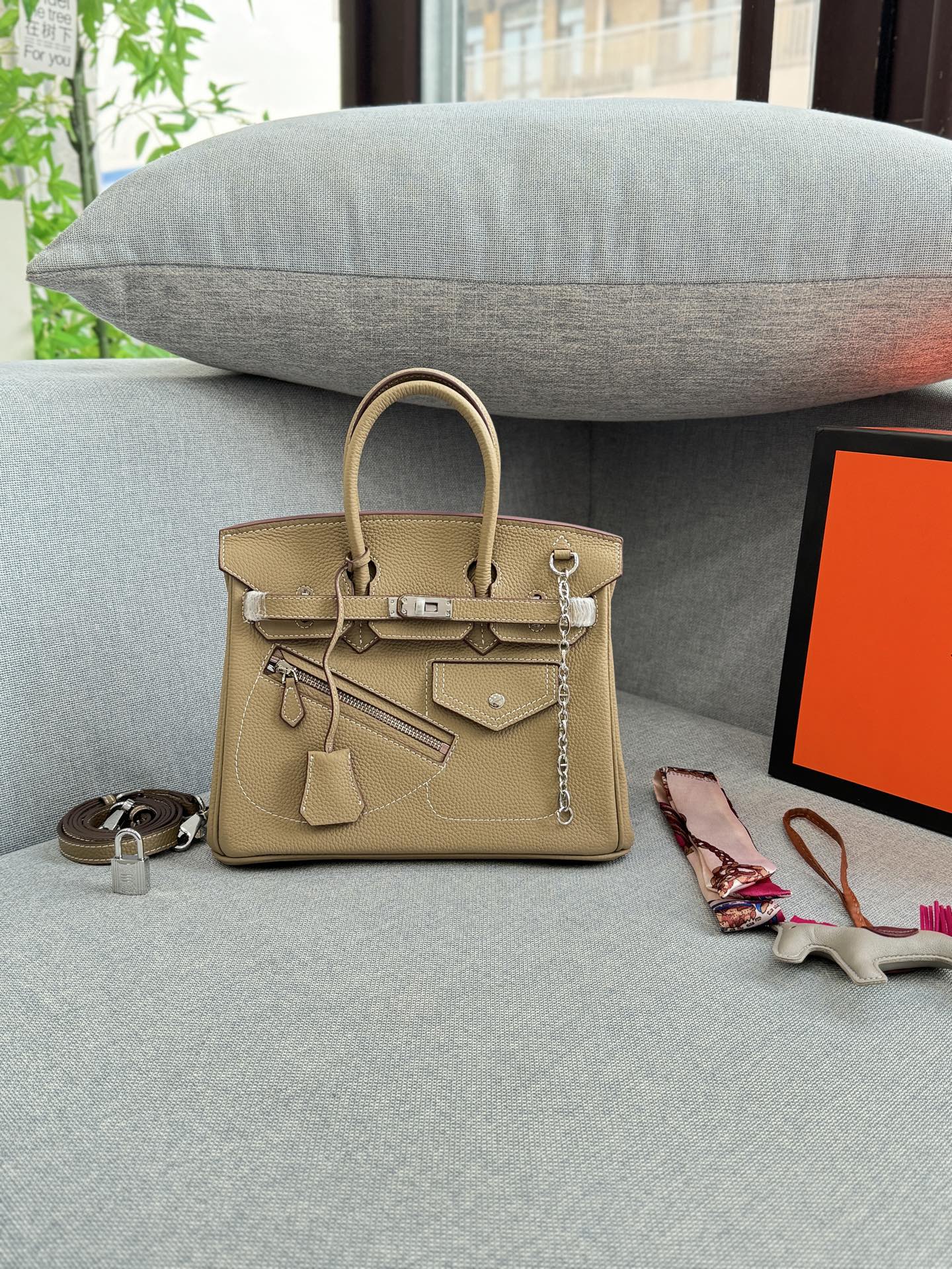 头层牛皮大💰285 头层牛皮小💰265 size：30&times;21.5/25&times;19 HERMES爱马仕 Birkin 机车摇滚风 铂金包手提包 荔枝纹 复古灵魂！口袋拉链牛皮铂金包超迷人 被我挖到宝了！这款中古款口袋拉链头层牛皮铂金包，满满的岁月韵味。 头层牛皮柔软又耐磨，纹理尽显质感。独特口袋拉链设计，方便实用还增添设计感。 背上它，瞬间变身复古女郎，日常通勤、约会出街，轻松成为焦点，简直是提升气质的神器。