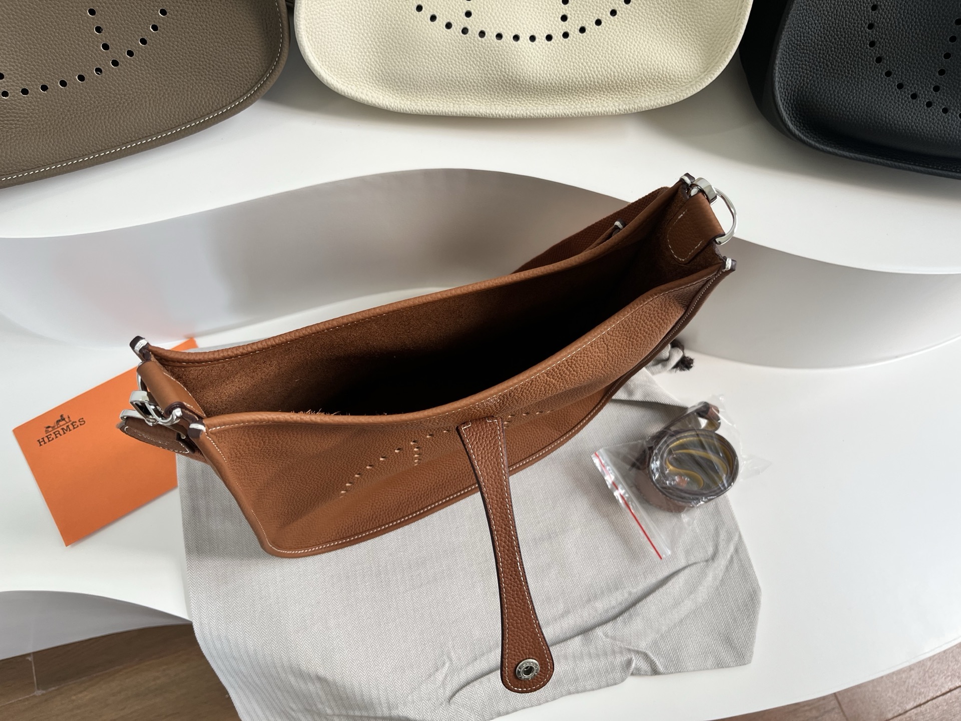 定制版29厘米💰258包邮‼️礼盒➕20 伊芙琳29cm慵懒的刚刚好！ 都说这个包冷门，但实物真的越耐看 ，这款更休闲更飒，百搭随性，简约大气的慵懒感一下子拿捏住了！实用主义者必备大包！容量太nice啦👍 贴心的宽肩带可以减轻重量，放松肩膀～ 多种背法，男女都可驾驭！ 更加适合高个子宝宝哦～随意一挎就能出门 尺寸：29&times;30&times;8cm