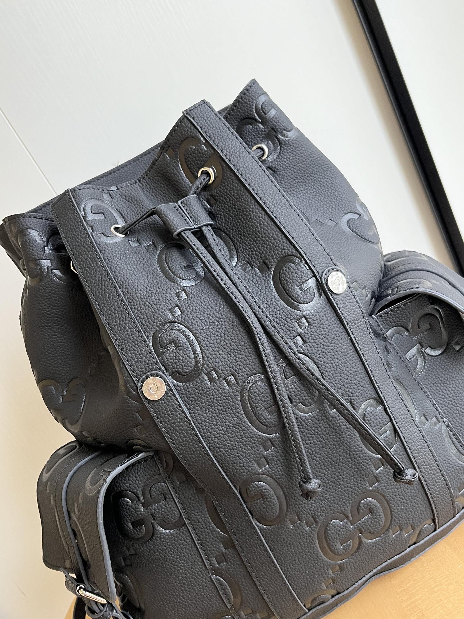 实拍#💰280 款号：625770 34x41x12cm：34x41x12cm 以其柔软和稍微有光泽的完成而闻名，gg 皮革在今年秋季前的系列中运用了纹理，在黑色穿孔皮革基座上压花了房子的徽章。 这款背包有多个外部和内部口袋，包括一个带衬垫的笔记本电脑包和智能手机套。 功能性的带扣关闭器有额外的磁扣，可以方便地打开。