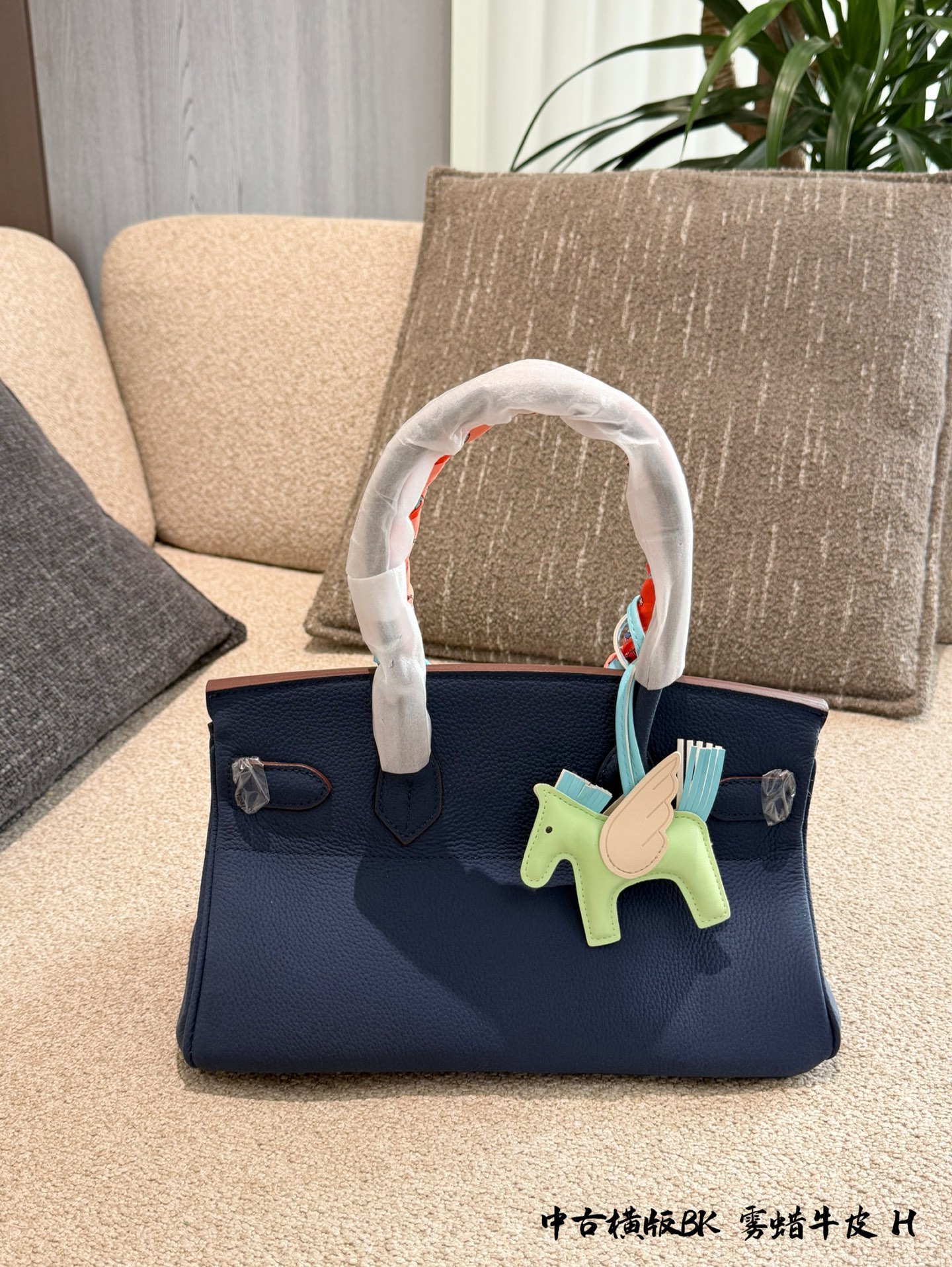 p335 爱马仕Birkin 30手袋​​横版 🖤这款Birkin 30手袋，采用雾蜡牛皮小牛皮+银色金属扣，简约大气超有质感✨。30cm容量刚好，通勤日常都能装。手柄缠丝巾，时髦又护手，细节满分！Birkin系列以精湛工艺和稀缺性著称，黑银配色低调高级，百搭不挑衣服，是爱马仕经典款，收藏和实用兼备💼。配盒子