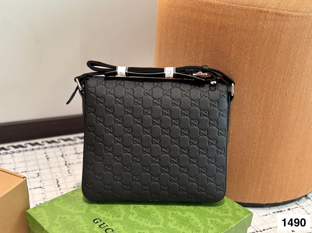 P165 配盒子 纯皮新款男士，很酷的LV男包来喽看起来十分时尚且年轻。斜挎也不显大当收纳空间真心不错，拿取东西时十分方便当肩带可以自由调节长度，任何身高都没问题 尺寸：23.16