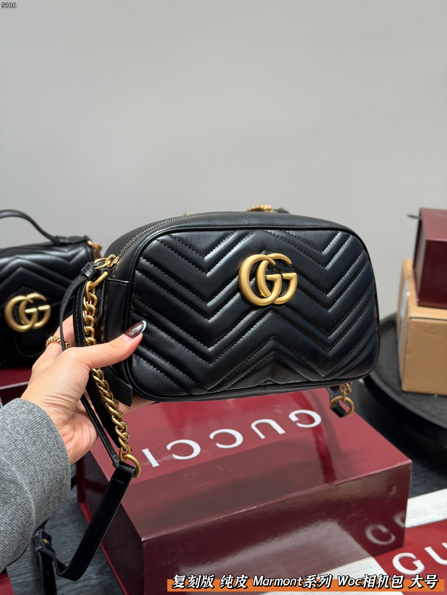 P140 礼盒包装 复刻版 牛皮版本！ Gucci 马蒙Marmont 相机包链条包 配以双G金属配件。 可滑动链条肩带有多种背法， 可在肩背和手提之间自由转换。 采用波浪纹绗缝皮革， 尺寸 大号24cm