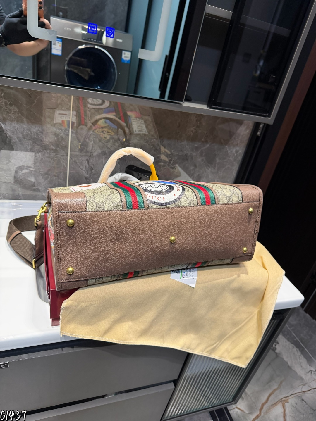 ❤️p175❤️ 这款旅行包采用更大尺寸焕新诠释，为《Exquisite Gucci》系列旅行精选增添别样魅力。条纹织带和双G配件装饰以品牌典藏元素突显整体廓形