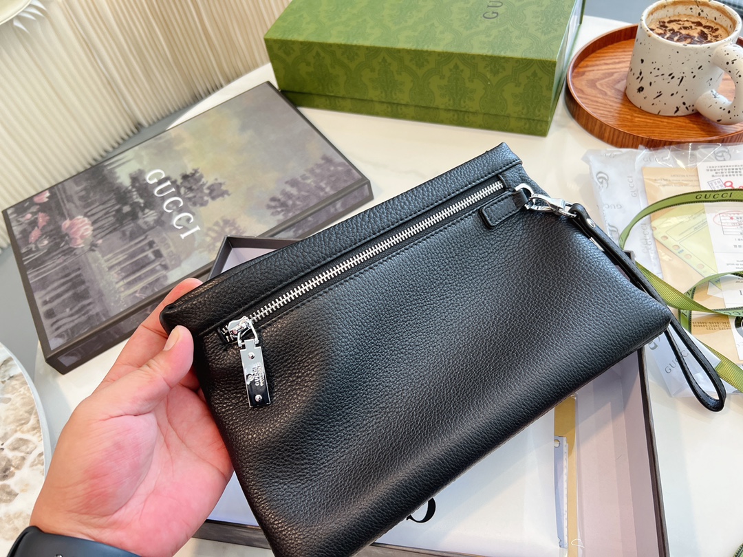 ❤️p115（礼盒包装）❤️牛皮 gucci 男士经典手包 细节实拍这个应该是古驰男士手拿包里面卖的最好的产品之一了第一是因为外表颜值~整体经典第二是因为大小宽度，非常能装东西 车钥匙、家里钥匙，大串大串地都没问题~日常办公材料啊甚至鼠标也是可以的! 性价比特别高~非常推荐!尺寸28.18