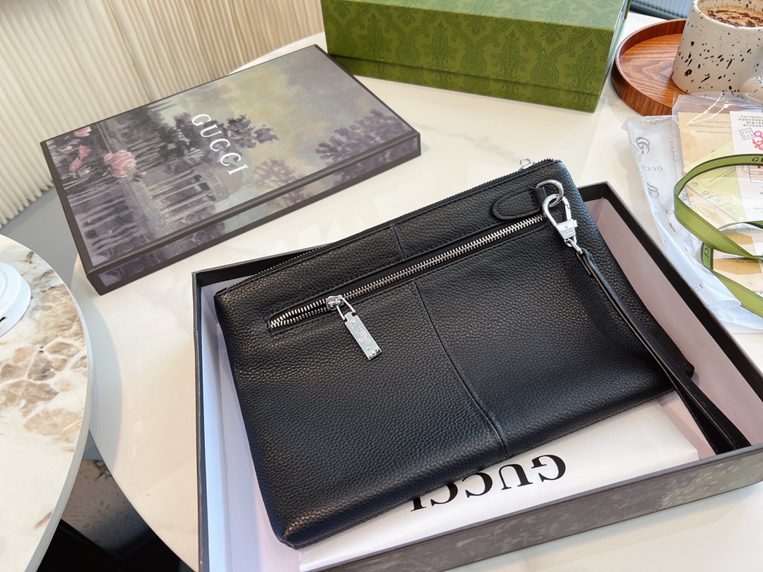 ❤️p150.（礼盒包装）❤️牛皮 gucci 男士经典手包 细节实拍这个应该是古驰男士手拿包里面卖的最好的产品之一了第一是因为外表颜值~整体经典第二是因为大小宽度，非常能装东西 车钥匙、家里钥匙，大串大串地都没问题~日常办公材料啊甚至鼠标也是可以的! 性价比特别高~非常推荐!尺寸28.18