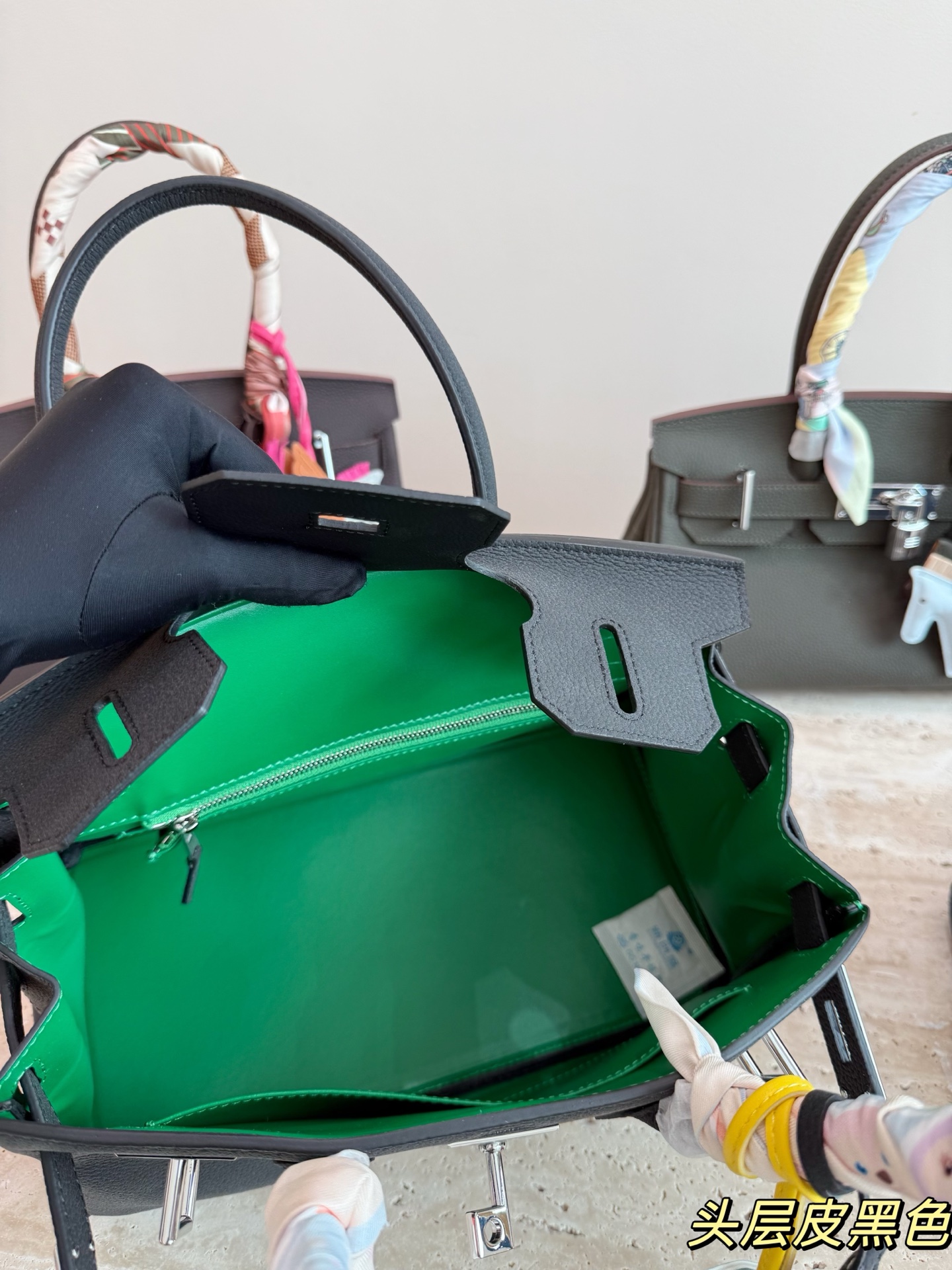 P330 爱马仕Birkin 30黑银手袋​​ 🖤这款Birkin 30黑银手袋，采用黑色Togo小牛皮+银色金属扣，简约大气超有质感✨。30cm容量刚好，通勤日常都能装。手柄缠丝巾，时髦又护手，细节满分！Birkin系列以精湛工艺和稀缺性著称，黑银配色低调高级，百搭不挑衣服，是爱马仕经典款，收藏和实用兼备💼。配盒子