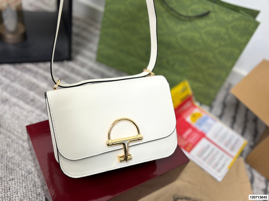 p185 礼盒包装 Gucci Siena系列背包延续了Gucci经典马衔扣这一标志性元素的演变。这款肩背包选用精细光面皮革匠心打造，挺括造型融蕴源自20世纪70年代的半马衔扣搭扣设计细节。搭配金色调配件，内部衬里设有三层接档与一个拉链口袋。 尺寸22.17