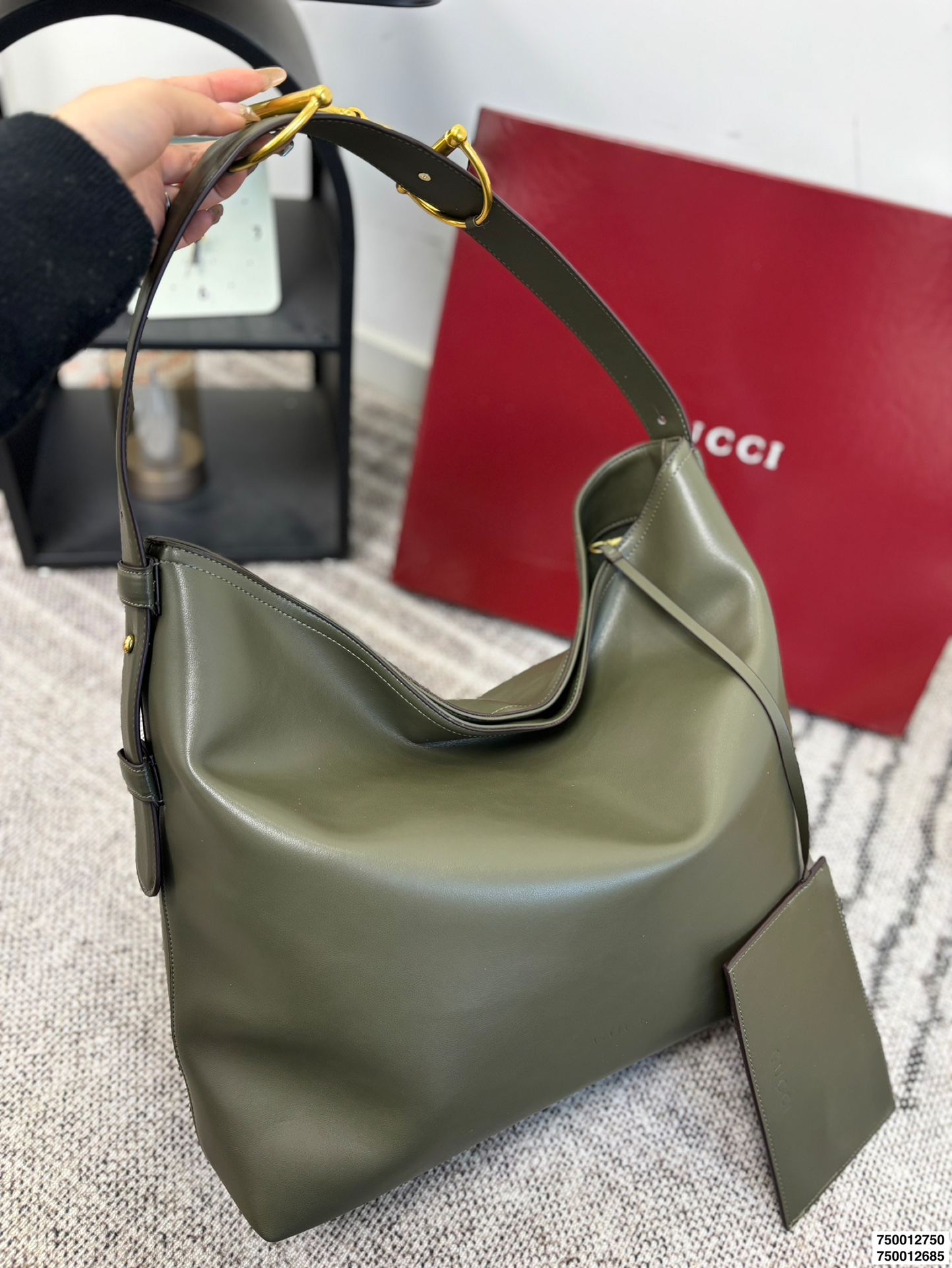 大号P190 小号P185 配盒子 酷奇Gucci Beatrix 【Gucci bestrix咖啡棕 轻享随行】✨ ▪️ 一抹浓郁咖啡色 沉淀时光的温柔 搭配秋冬焦糖系穿搭 自带高级滤镜 举手投足皆是质感 ▪️ 超轻量设计 重量仅如一部手机 肩颈自在无负担 通勤赶车步履生风 逛街出游轻如 尺寸大39 36 小34.5 28