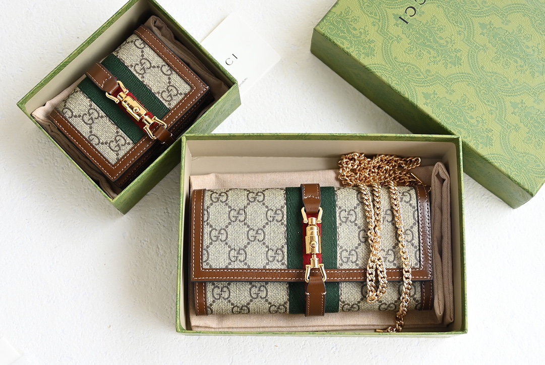 💰328包邮‼️ 😊 GG Jackie1961系列链条包 喜欢小链条包首选是 它可以当钱包，也可以当包包 能放12张卡➕完整的大钞，还可以放手机 钱包款加上链条，一个包钱得两个，划算！ 五金扣和链条，包括它的拉链头和D字扣 全部都是用全钢五金⚠️ 原厂皮➕原厂对色牛仔料 别看它小小一个，伺候着它的都是高级货❗️ Size：19&times;10&times;3.5cm #652681m