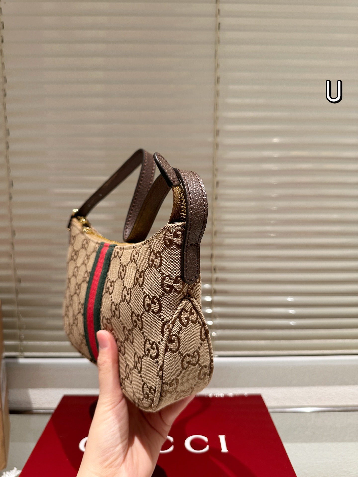 复刻版 P145 Gucci Demna系列迷你单肩包​​ 👜Gucci 迷你单肩包，深棕帆布+双G织带，红绿条纹超有辨识度！复古优雅，迷你尺寸轻便出行，手机钥匙都能装下✨。肩带可调节，单肩斜挎都OK，百搭又实用。灵感来自罗马经典建筑，细节精致，日常通勤或休闲都能轻松驾驭，是Gucci热门入门款，复古控必入！💼 尺寸23.14