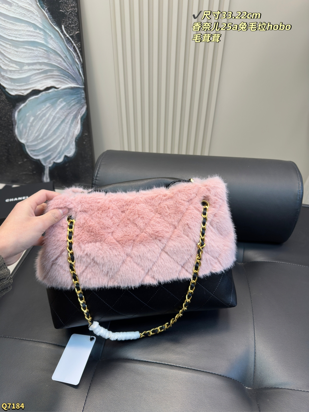 💰200 尺寸33.22cm 香奈儿25a兔毛hobo托特 25A高级手工坊上新 有点东西 早早被预告吸引的一只包包👜 收到实物真的太惊艳了 单肩手提怎么背都好看 而且巨轻！ 这个尺寸150+以上身高都可以背！ 秋冬搭大衣 巨时髦 太适合凹造型了