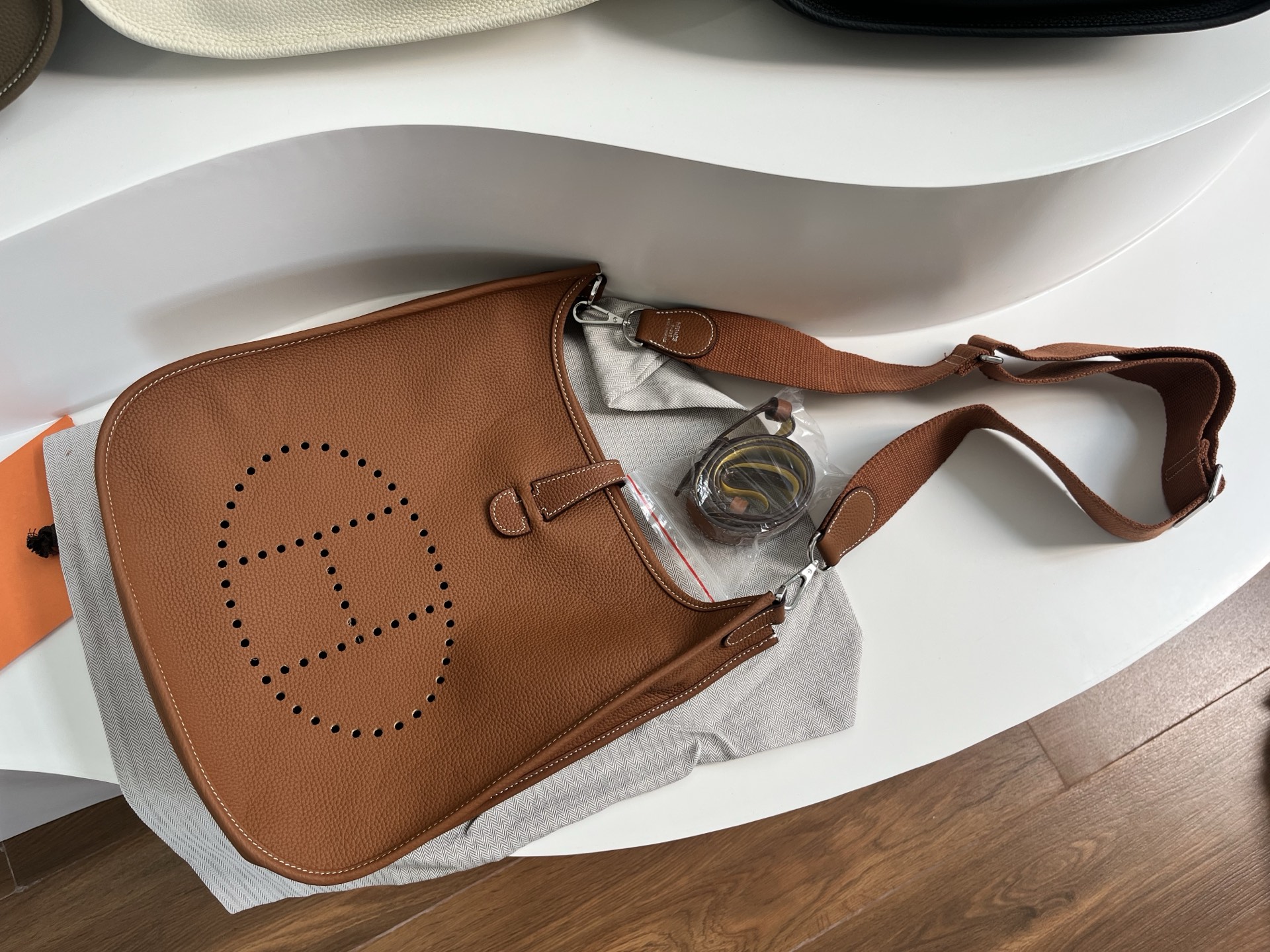 定制版29厘米💰258包邮‼️礼盒➕20 伊芙琳29cm慵懒的刚刚好！ 都说这个包冷门，但实物真的越耐看 ，这款更休闲更飒，百搭随性，简约大气的慵懒感一下子拿捏住了！实用主义者必备大包！容量太nice啦👍 贴心的宽肩带可以减轻重量，放松肩膀～ 多种背法，男女都可驾驭！ 更加适合高个子宝宝哦～随意一挎就能出门 尺寸：29&times;30&times;8cm