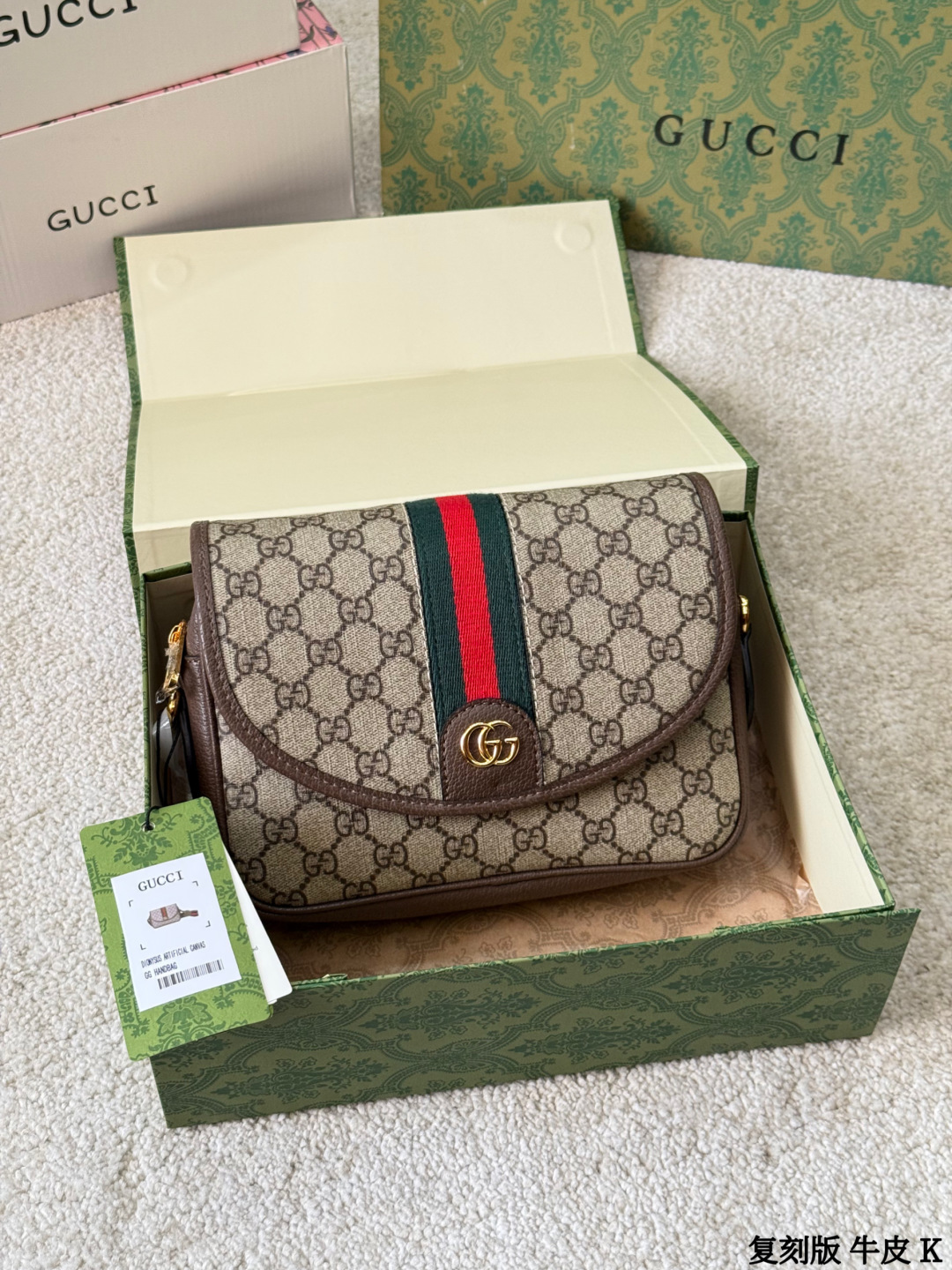 复刻版 牛皮 p195 Gucci GG Supreme帆布单肩包 sGucci GG Supreme帆布单肩包，经典双G老花帆布+棕色皮革饰边，复古又时髦艹。肩带是红绿蓝织带，点缀金属铆钉，超有个性！尺寸适中，通勤休闲都OK，拉链开合更安全。GG Supreme帆布耐磨防水，百搭不挑衣服，时尚实用两不误~ 尺寸 22 15cm