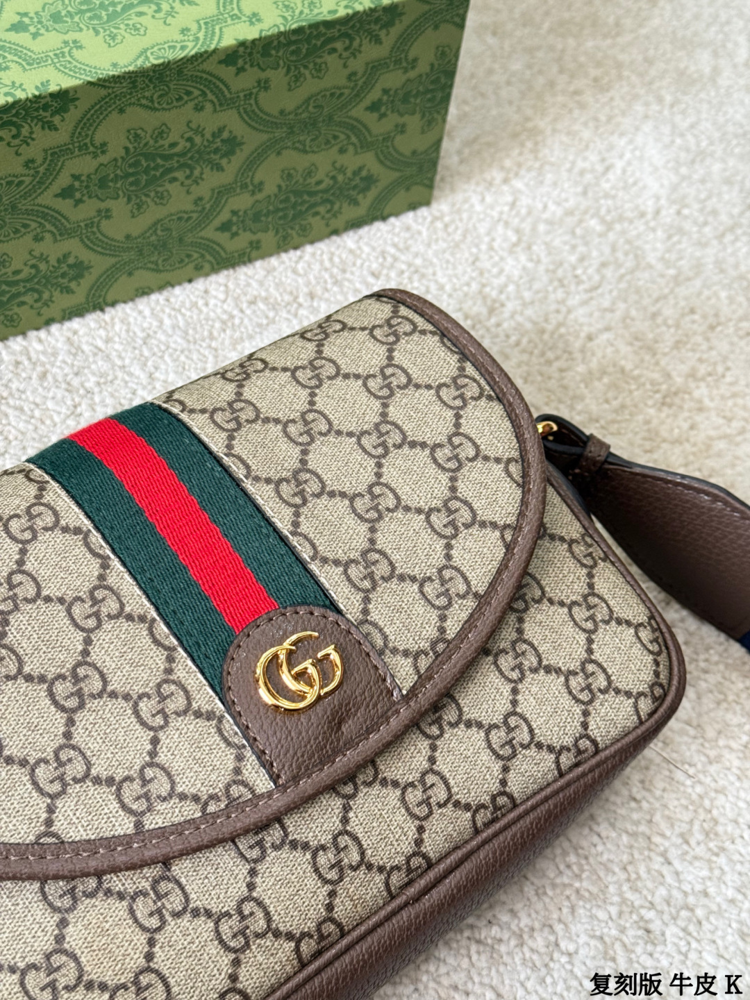 复刻版 牛皮 p195 Gucci GG Supreme帆布单肩包 sGucci GG Supreme帆布单肩包，经典双G老花帆布+棕色皮革饰边，复古又时髦艹。肩带是红绿蓝织带，点缀金属铆钉，超有个性！尺寸适中，通勤休闲都OK，拉链开合更安全。GG Supreme帆布耐磨防水，百搭不挑衣服，时尚实用两不误~ 尺寸 22 15cm