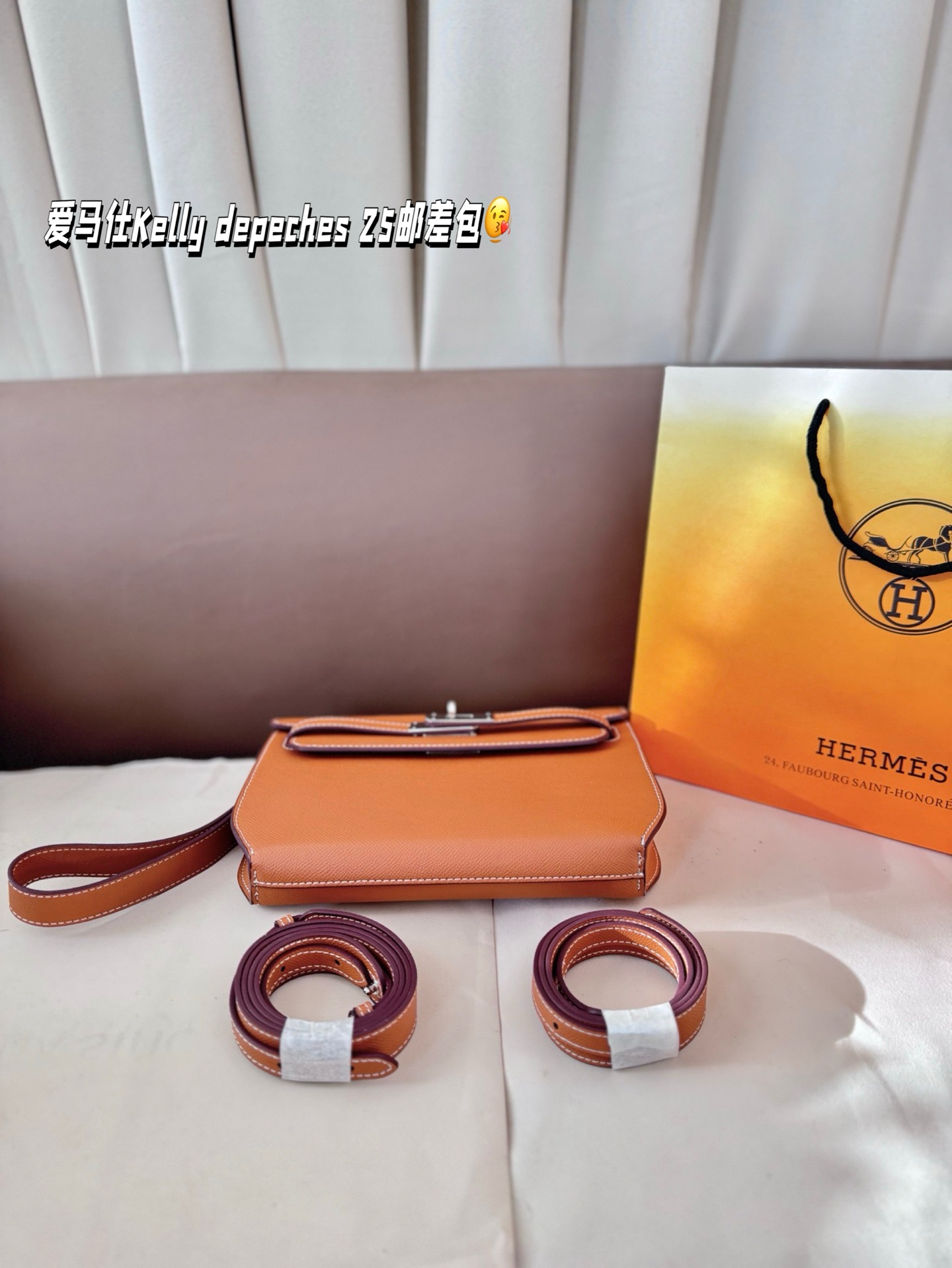 P210 配折叠盒 尺寸25.19cm 爱马仕Kelly depeches 25邮差包包,在Kelly系列里算是很好入手的一款 包包的容量挺大的,日常出门完全够用 3条带子可以自由转换👍