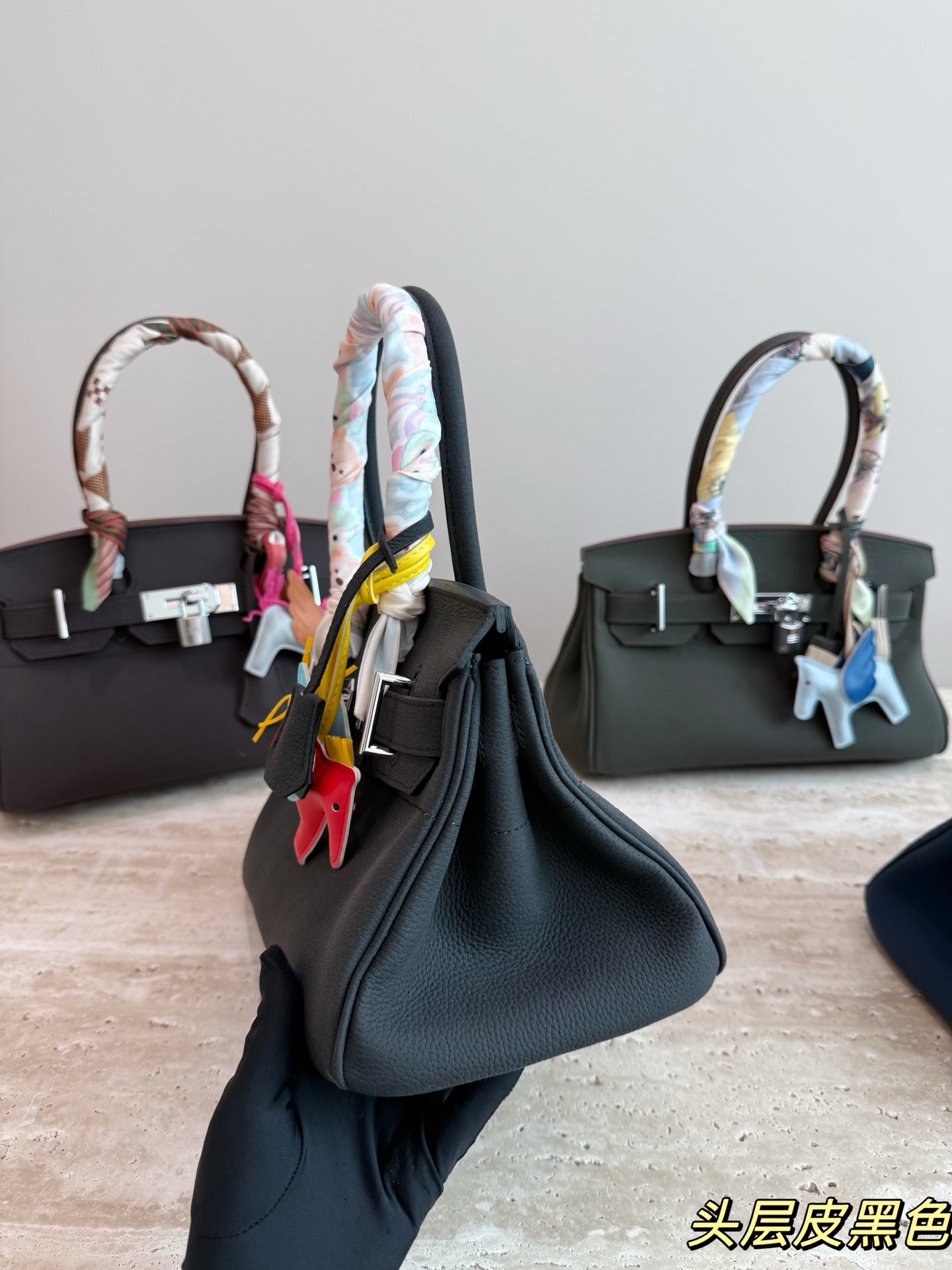 P330 爱马仕Birkin 30黑银手袋​​ 🖤这款Birkin 30黑银手袋，采用黑色Togo小牛皮+银色金属扣，简约大气超有质感✨。30cm容量刚好，通勤日常都能装。手柄缠丝巾，时髦又护手，细节满分！Birkin系列以精湛工艺和稀缺性著称，黑银配色低调高级，百搭不挑衣服，是爱马仕经典款，收藏和实用兼备💼。配盒子