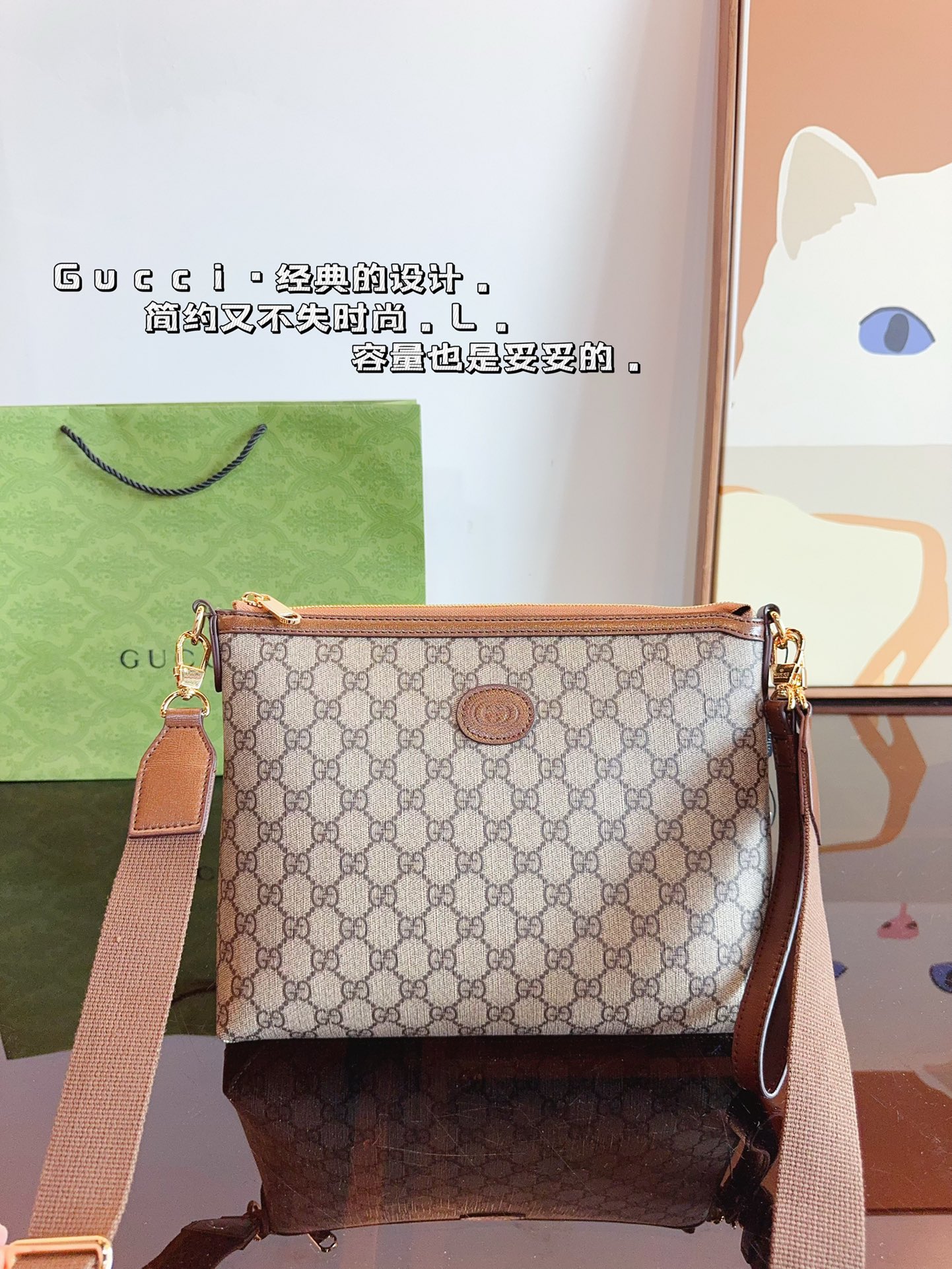 P160 GUCCI酷奇ophidia斜挎包. GG男包来咯～ 随着时间成长，压花也是经久耐看且永不过时的元素 这款包包造型小巧，依旧是复古的调性，方方正正的包型很好搭配衣服，可斜挎可作为手拿包，日常休闲和商务场合都可以驾驭，撞包率也很低，包身整体也很轻便，简约低调有质感尺寸：26*3*23cm