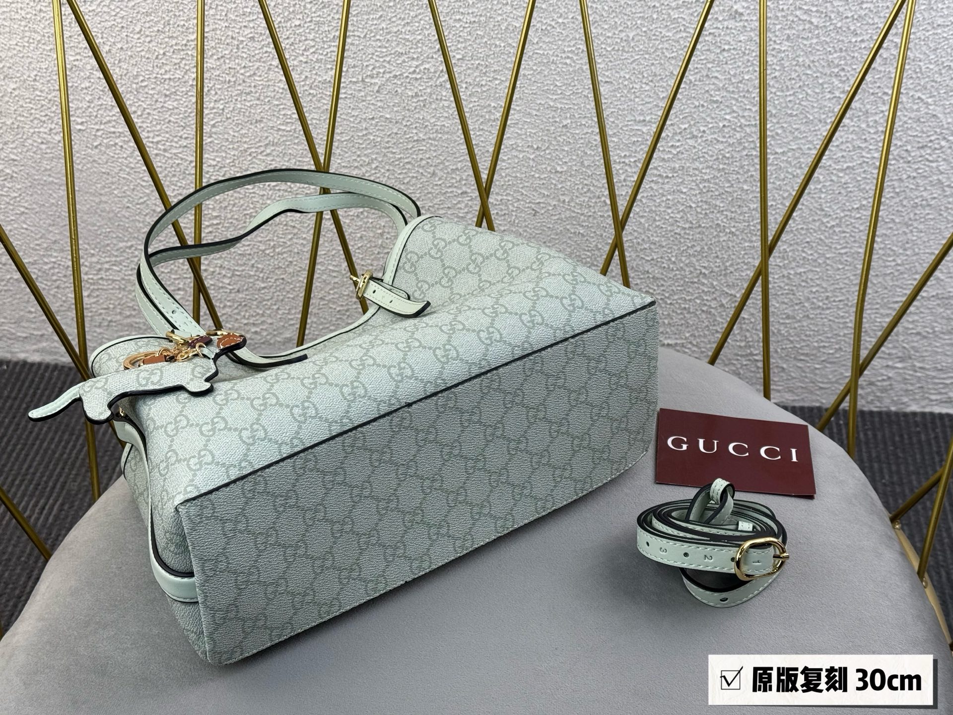 💰185无盒 挂件➕40 size：30*18cm GG新款 Emblem水桶包 我愿称之为年度包王 轻便能装好看又好搭！ 谁能不爱这个Emblem小水桶 ！