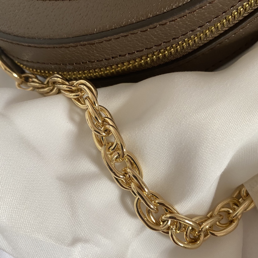 实拍#💰160 型号：550618咖 尺寸：18*18*4.5 GG Ophidia 系列圆饼好可爱 圆圆造型➕红绿织带！小巧玲珑 可以装的下plus的包包💕 此款肩带为链条配皮