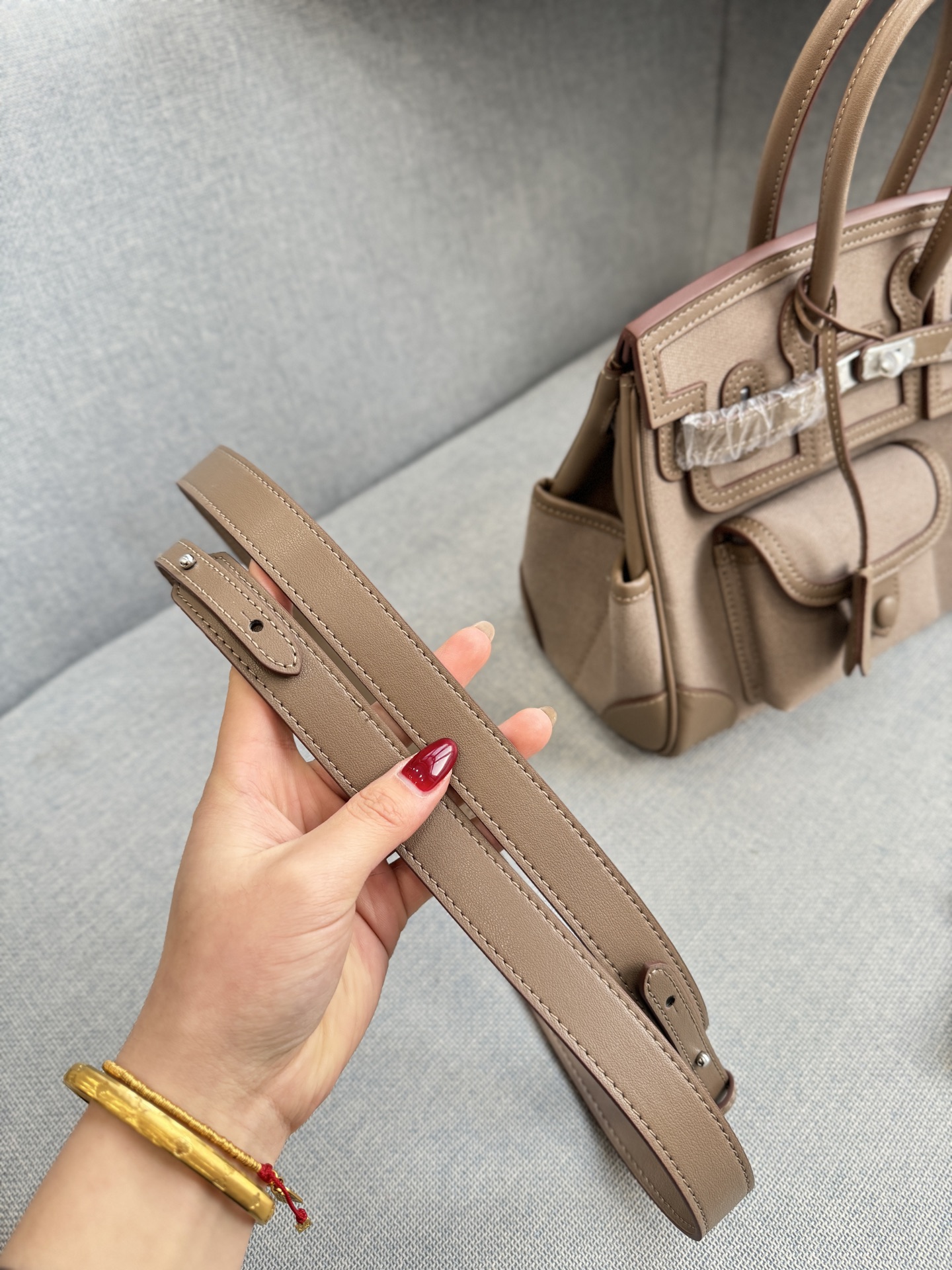 头层牛皮大💰315 头层牛皮小💰305 size：30&times;21/25&times;20 HERMES爱马仕 Birkin 帆布拼皮 铂金包手提包 拼接设计很特别 容量也够大，日常用很方便 背上就是温柔又利落的风格 包包风格休闲工装，日常穿搭都能hold住👍🏼 Cargo是真好用！！！ 张惠妹爱不离手的Cargo