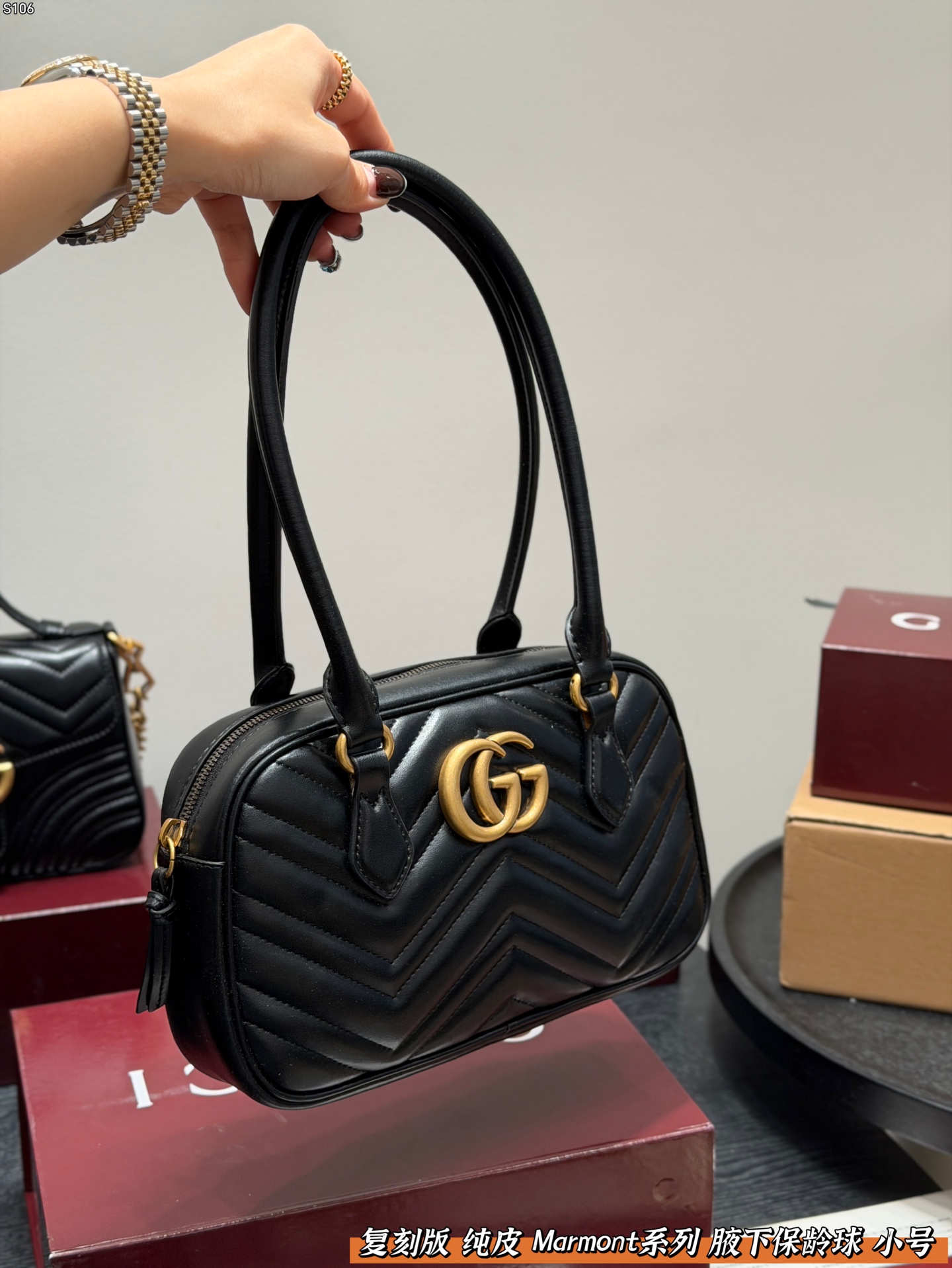 P145 礼盒包装 复刻版 纯皮！ Gucci GG Marmont保龄球包腋下马蒙包，黑色波浪纹绗缝皮革+金色双G标志，简约又超有辨识度。 手提or腋下背都OK，通勤，出街都很百搭!皮革柔软耐用，容量刚好，日常用品轻松装下。 尺寸 小号26*16cm