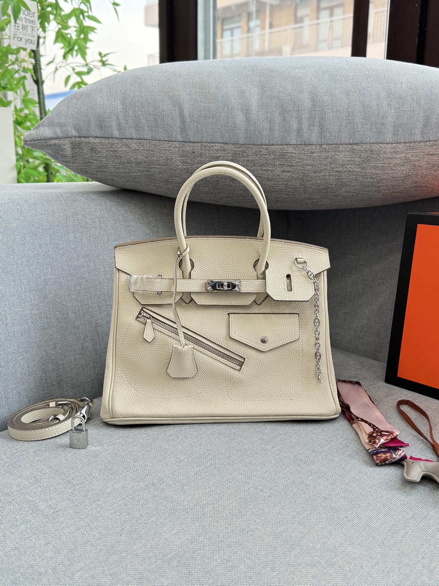 头层牛皮大💰285 头层牛皮小💰265 size:30×21.5/25×19 HERMES爱马仕 Birkin 机车摇滚风 铂金包手提包 荔枝纹 复古灵魂!口袋拉链牛皮铂金包超迷人 被我挖到宝了!这款中古款口袋拉链头层牛皮铂金包,满满的岁月韵味。 头层牛皮柔软又耐磨,纹理尽显质感。独特口袋拉链设计,方便实用还增添设计感。 背上它,瞬间变身复古女郎,日常通勤、约会出街,轻松成为焦点,简直是提升气质的神器。