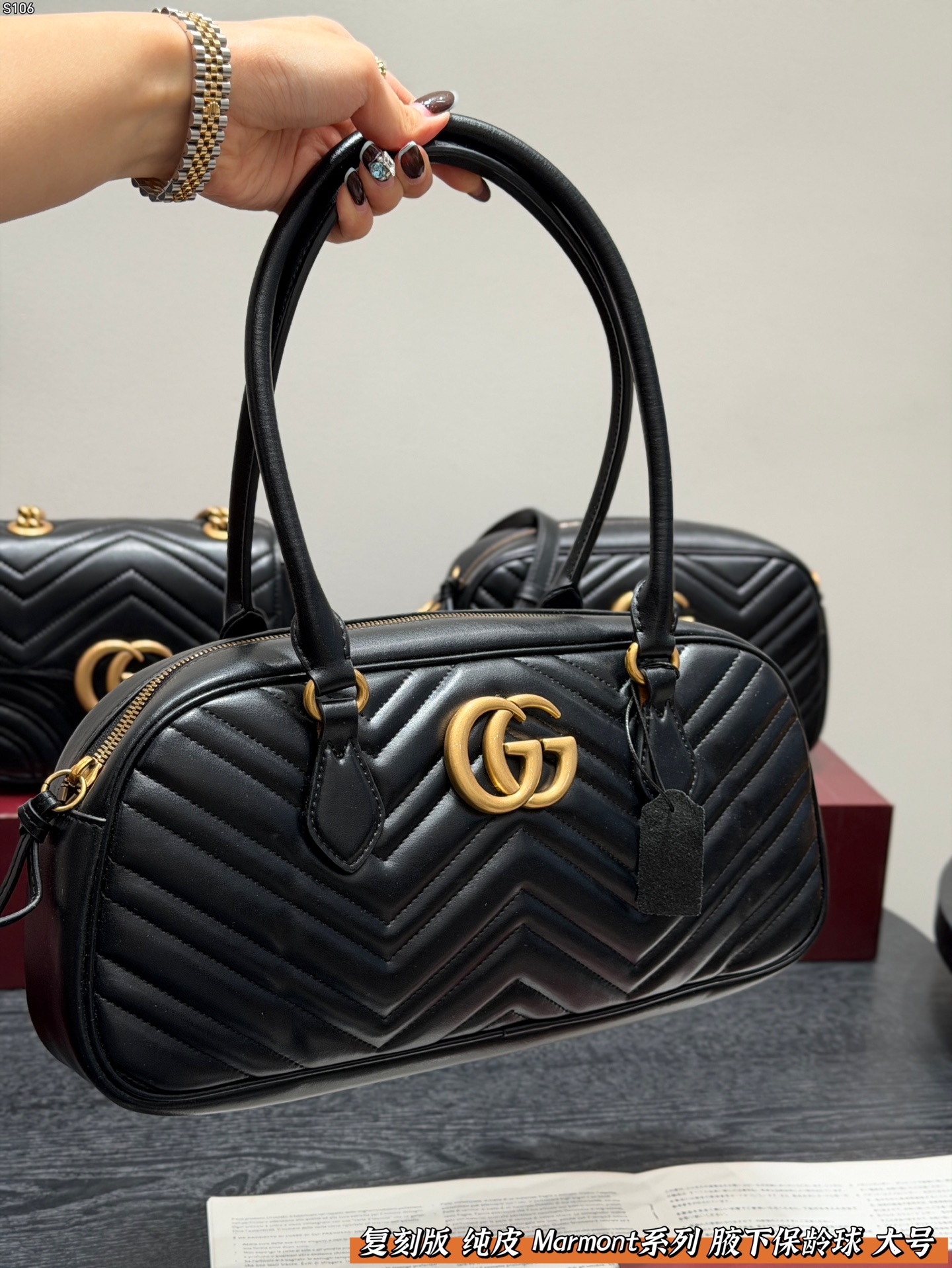 P150 礼盒包装🎁 复刻版 纯皮！ Gucci GG Marmont保龄球包腋下马蒙包，黑色波浪纹绗缝皮革+金色双G标志，简约又超有辨识度。 手提or腋下背都OK，通勤，出街都很百搭!皮革柔软耐用，容量刚好，日常用品轻松装下。 尺寸 大号35*16cm
