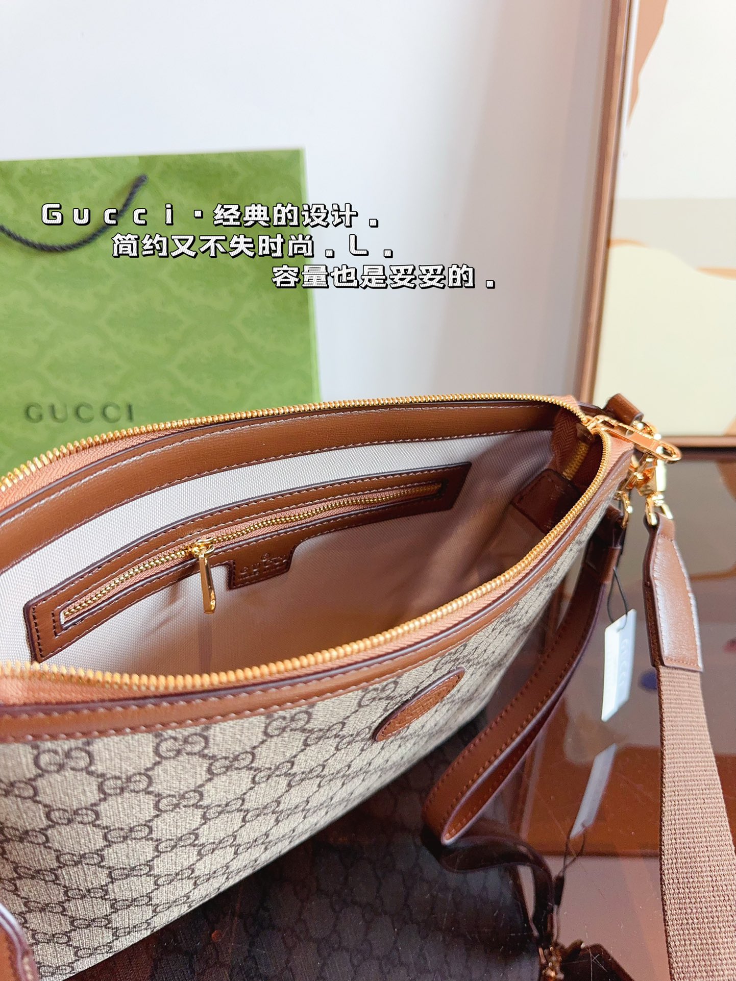 P160 GUCCI酷奇ophidia斜挎包. GG男包来咯～ 随着时间成长，压花也是经久耐看且永不过时的元素 这款包包造型小巧，依旧是复古的调性，方方正正的包型很好搭配衣服，可斜挎可作为手拿包，日常休闲和商务场合都可以驾驭，撞包率也很低，包身整体也很轻便，简约低调有质感尺寸：26*3*23cm