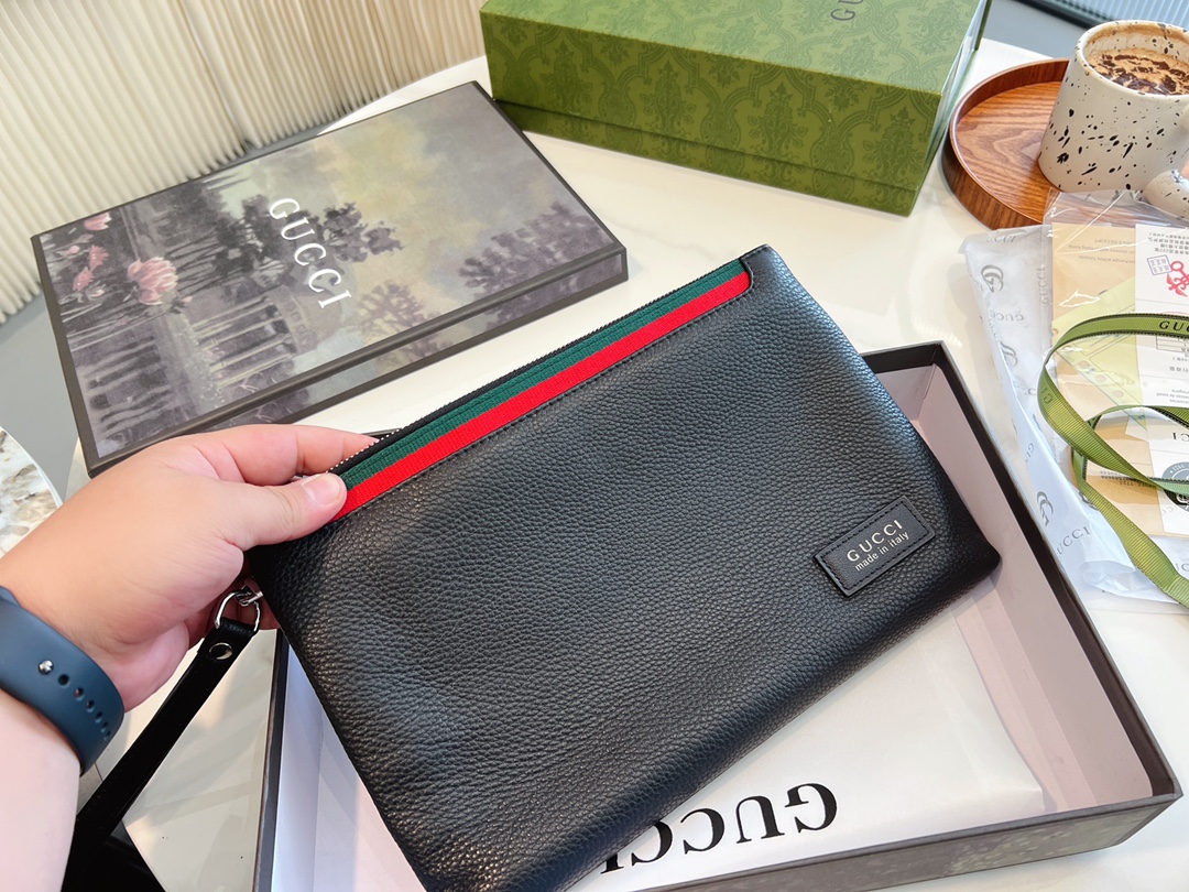 ❤️p150.（礼盒包装）❤️牛皮 gucci 男士经典手包 细节实拍这个应该是古驰男士手拿包里面卖的最好的产品之一了第一是因为外表颜值~整体经典第二是因为大小宽度，非常能装东西 车钥匙、家里钥匙，大串大串地都没问题~日常办公材料啊甚至鼠标也是可以的! 性价比特别高~非常推荐!尺寸28.18