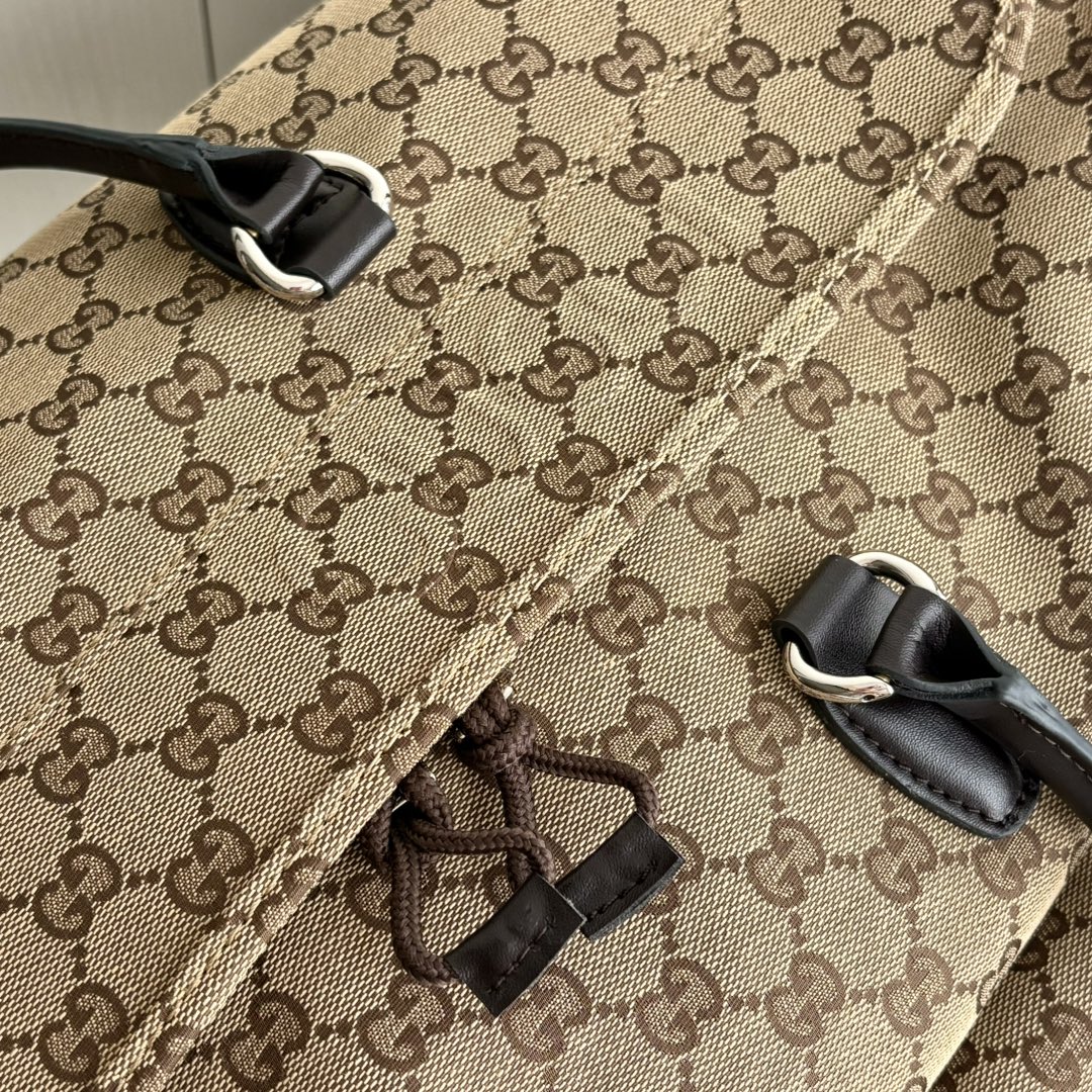 实拍#💰280 款号：802095 尺寸：45/28/24cm 秋冬男士系列经典旅行单品生动展现运动风格。该系列旅行单品采用OriginalGG帆布制作，经典配饰搭配甄选配色，织带和压花标识等精致细节传递时尚气息。这款旅行包以米色和乌木色帆布打造，搭配一个外部口袋、顶部提手和D形环。