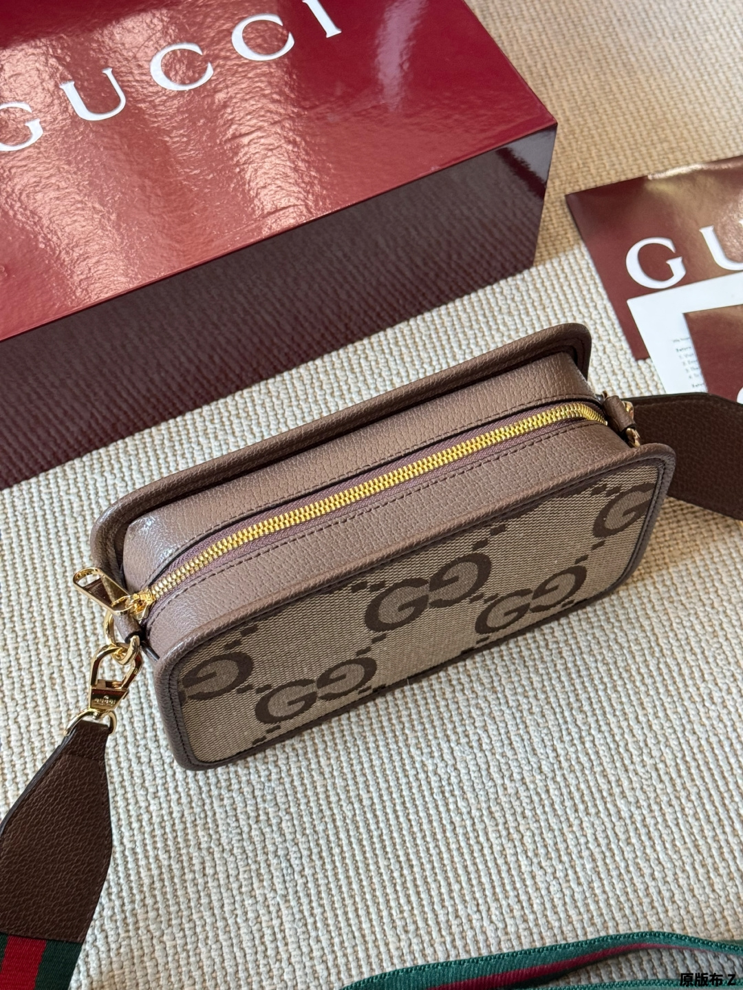 复刻版 原版布 p170 Gucci Ophidia 相机包 配原版乌木色二层牛皮～这个款复古韵味特别浓，对版五金 原版内里！上身效果也超赞，主要以精致特别的五金来提升整体质感。size 22 15 配飞机盒全套包装