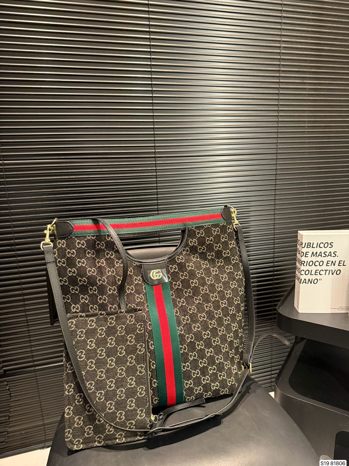 P145 酷奇 闭眼都能入手的包包| 托特包 可手提可单肩 真的是闭着眼都能冲的款式！ 尺寸：30 39 货号81806