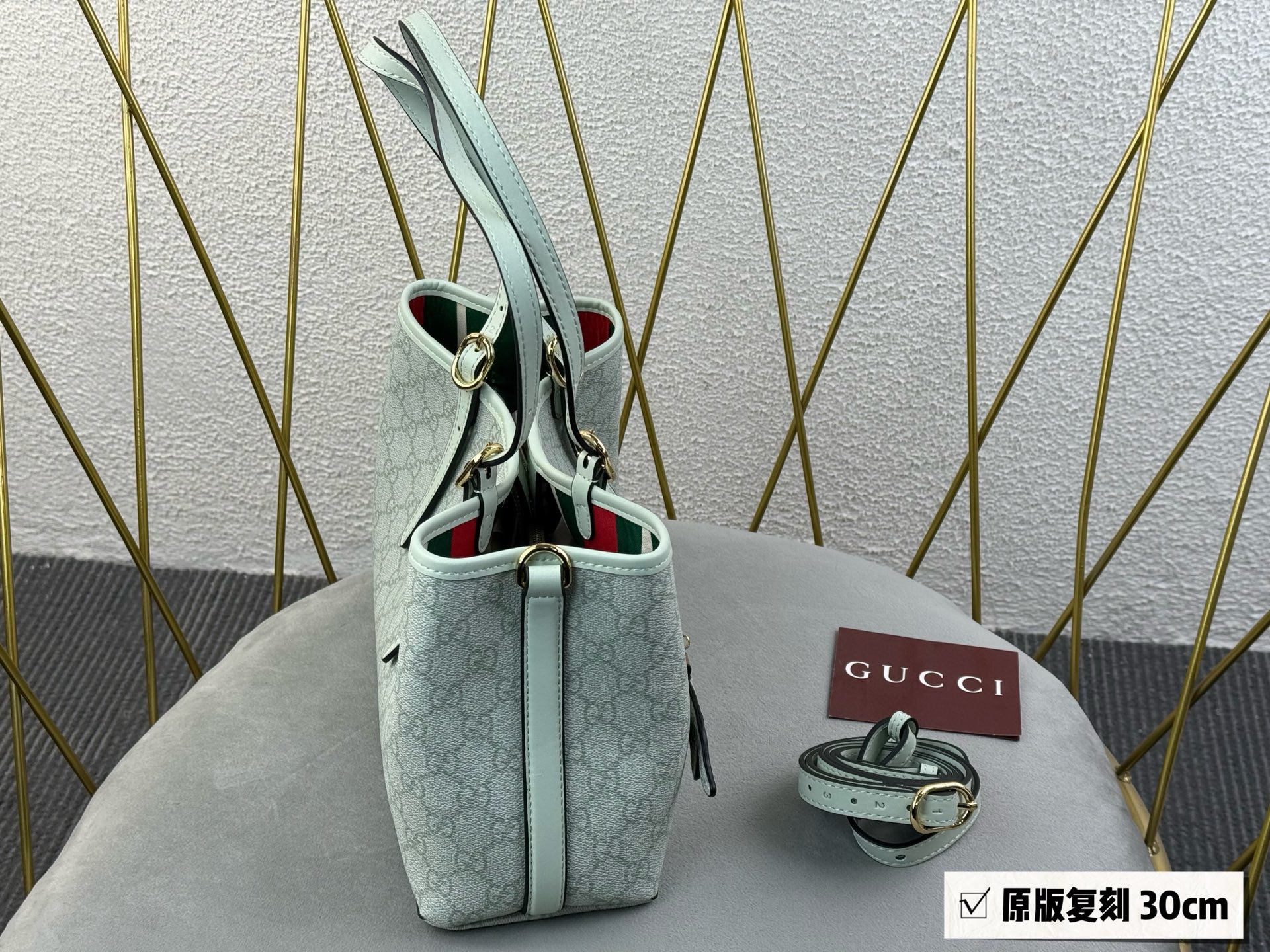 💰185无盒 挂件➕40 size：30*18cm GG新款 Emblem水桶包 我愿称之为年度包王 轻便能装好看又好搭！ 谁能不爱这个Emblem小水桶 ！