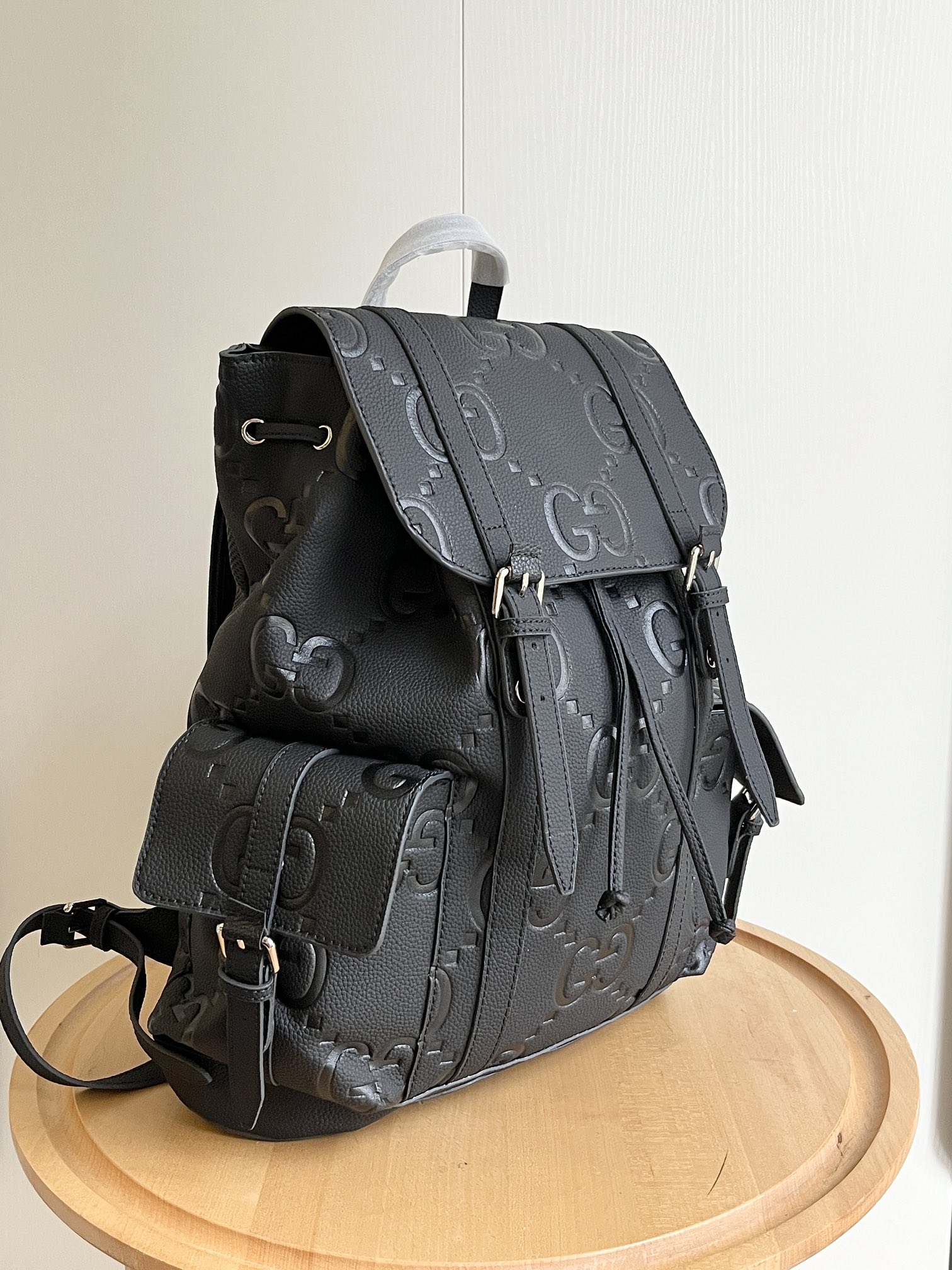 实拍#💰280 款号：625770 34x41x12cm：34x41x12cm 以其柔软和稍微有光泽的完成而闻名，gg 皮革在今年秋季前的系列中运用了纹理，在黑色穿孔皮革基座上压花了房子的徽章。 这款背包有多个外部和内部口袋，包括一个带衬垫的笔记本电脑包和智能手机套。 功能性的带扣关闭器有额外的磁扣，可以方便地打开。