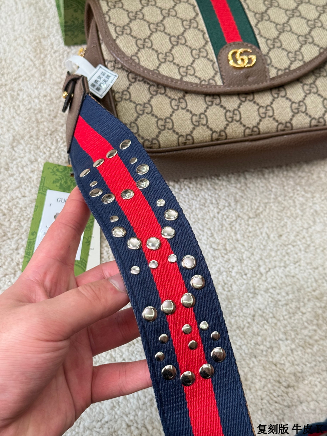 复刻版 牛皮 p195 Gucci GG Supreme帆布单肩包 sGucci GG Supreme帆布单肩包，经典双G老花帆布+棕色皮革饰边，复古又时髦艹。肩带是红绿蓝织带，点缀金属铆钉，超有个性！尺寸适中，通勤休闲都OK，拉链开合更安全。GG Supreme帆布耐磨防水，百搭不挑衣服，时尚实用两不误~ 尺寸 22 15cm