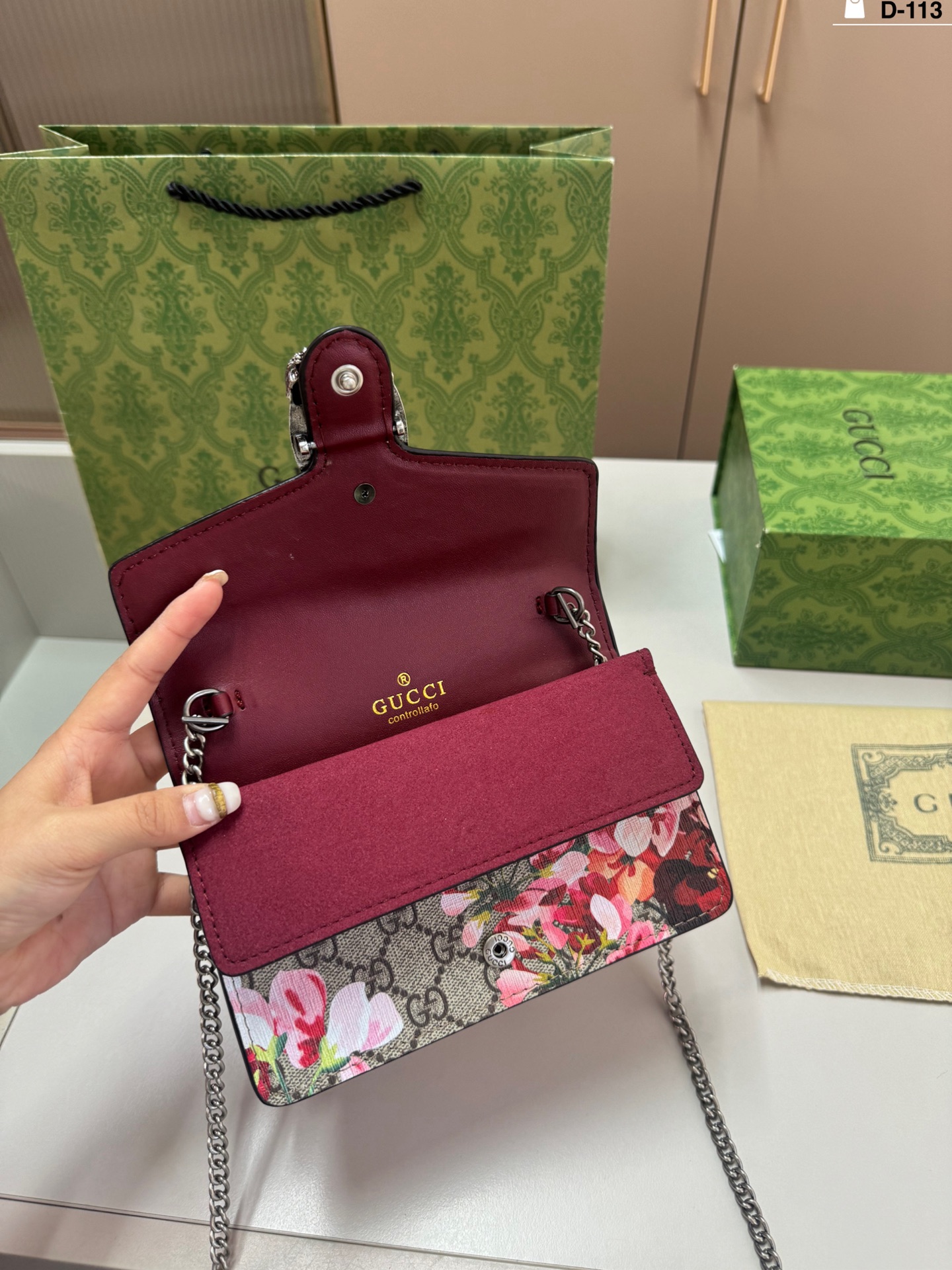 💰p110 D-113尺寸18&times;10折叠盒 Gucci酷奇酒神链条包上新 GUCCI 万年酒神蛇头包 人手必备