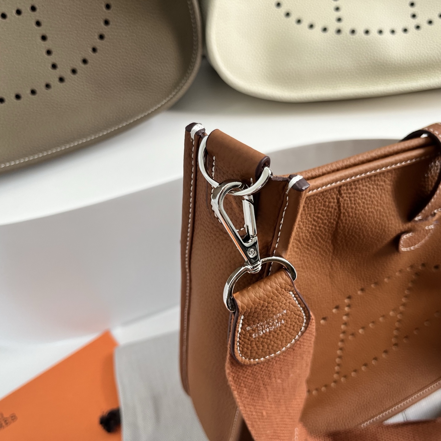 定制版29厘米💰258包邮‼️礼盒➕20 伊芙琳29cm慵懒的刚刚好！ 都说这个包冷门，但实物真的越耐看 ，这款更休闲更飒，百搭随性，简约大气的慵懒感一下子拿捏住了！实用主义者必备大包！容量太nice啦👍 贴心的宽肩带可以减轻重量，放松肩膀～ 多种背法，男女都可驾驭！ 更加适合高个子宝宝哦～随意一挎就能出门 尺寸：29&times;30&times;8cm