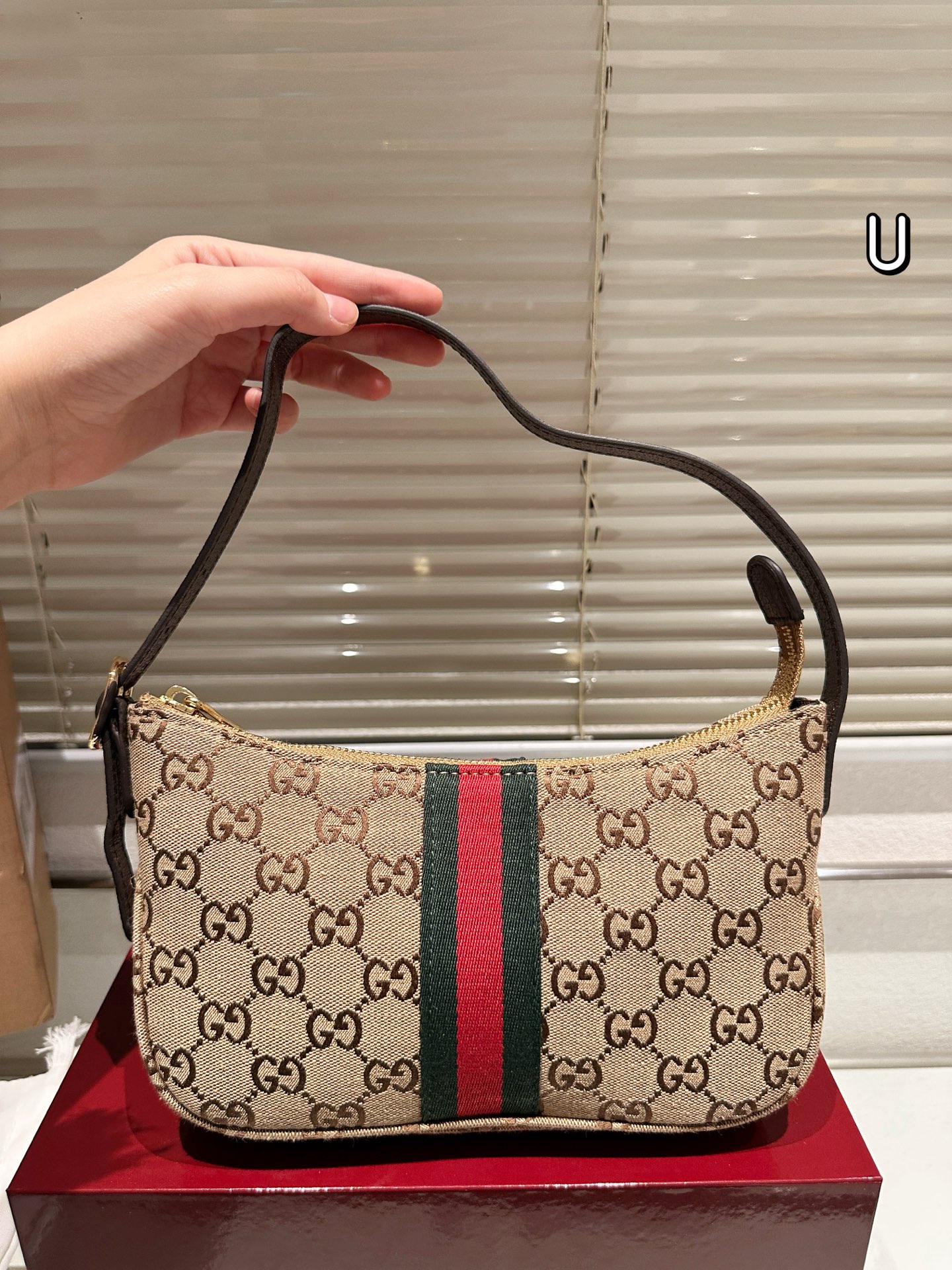 复刻版 P145 Gucci Demna系列迷你单肩包​​ 👜Gucci 迷你单肩包，深棕帆布+双G织带，红绿条纹超有辨识度！复古优雅，迷你尺寸轻便出行，手机钥匙都能装下✨。肩带可调节，单肩斜挎都OK，百搭又实用。灵感来自罗马经典建筑，细节精致，日常通勤或休闲都能轻松驾驭，是Gucci热门入门款，复古控必入！💼 尺寸23.14