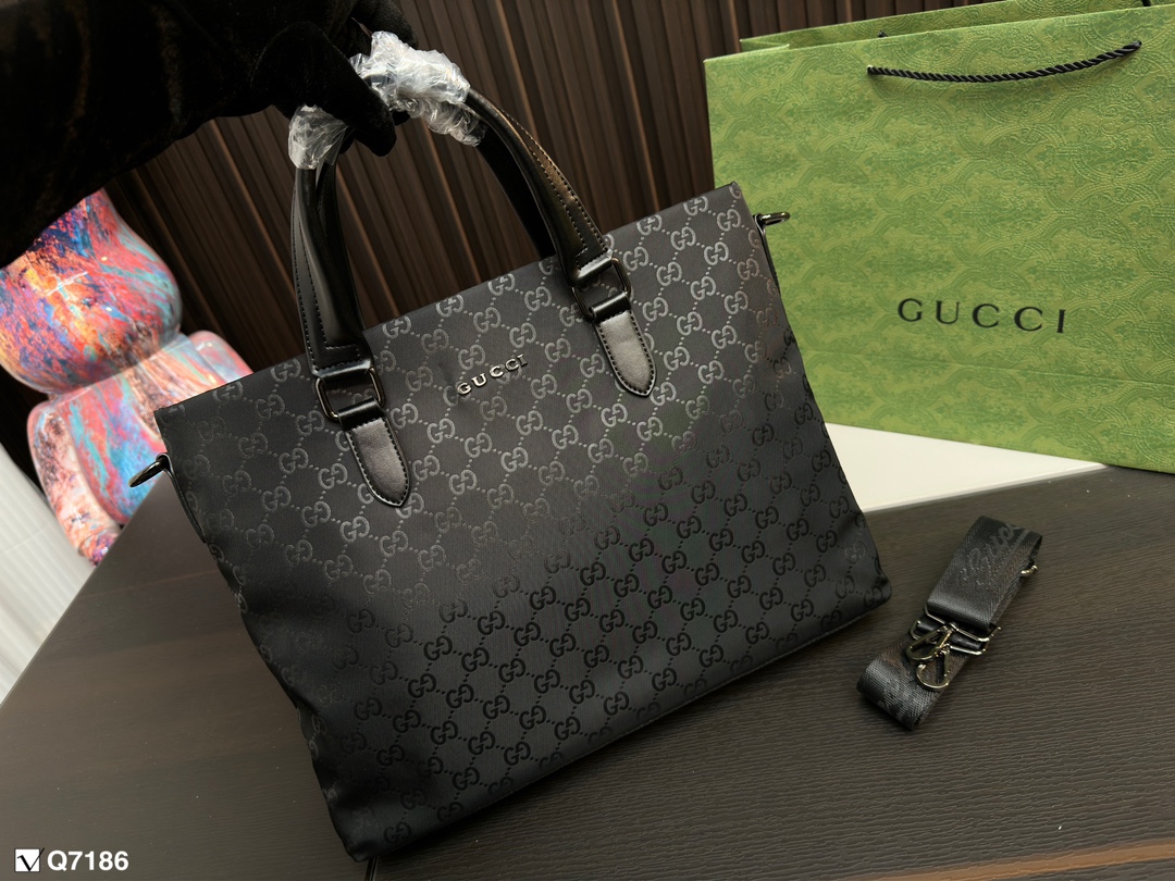 💰100 gucci 酷奇新款男包推荐 男包推荐: reverse eclipse Christopher ,nylon soft trunk, utility 邮差包。 目测爆款我觉得比女款更加简约.和潮流,女生也可以背哦,而且容量可 中国独家提前上市,大家快去联系你们的sales抢货吧 尺寸37.29cm