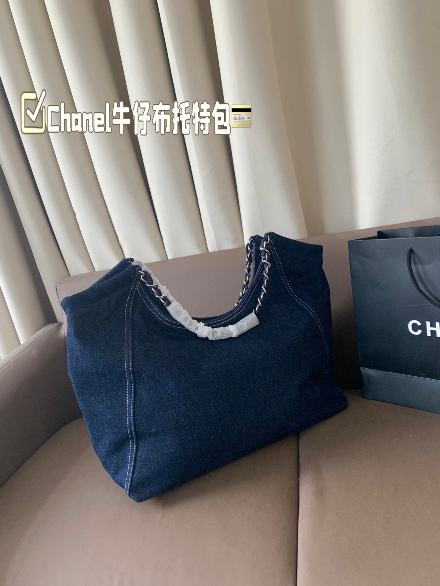 P180 Chanel这款蓝色牛仔布托特包真的绝了 容量超大！日常通勤完全够用课本、笔记本、化妆包统统装得下学生党上班族都能背真的是实用又好看！尺寸37*25