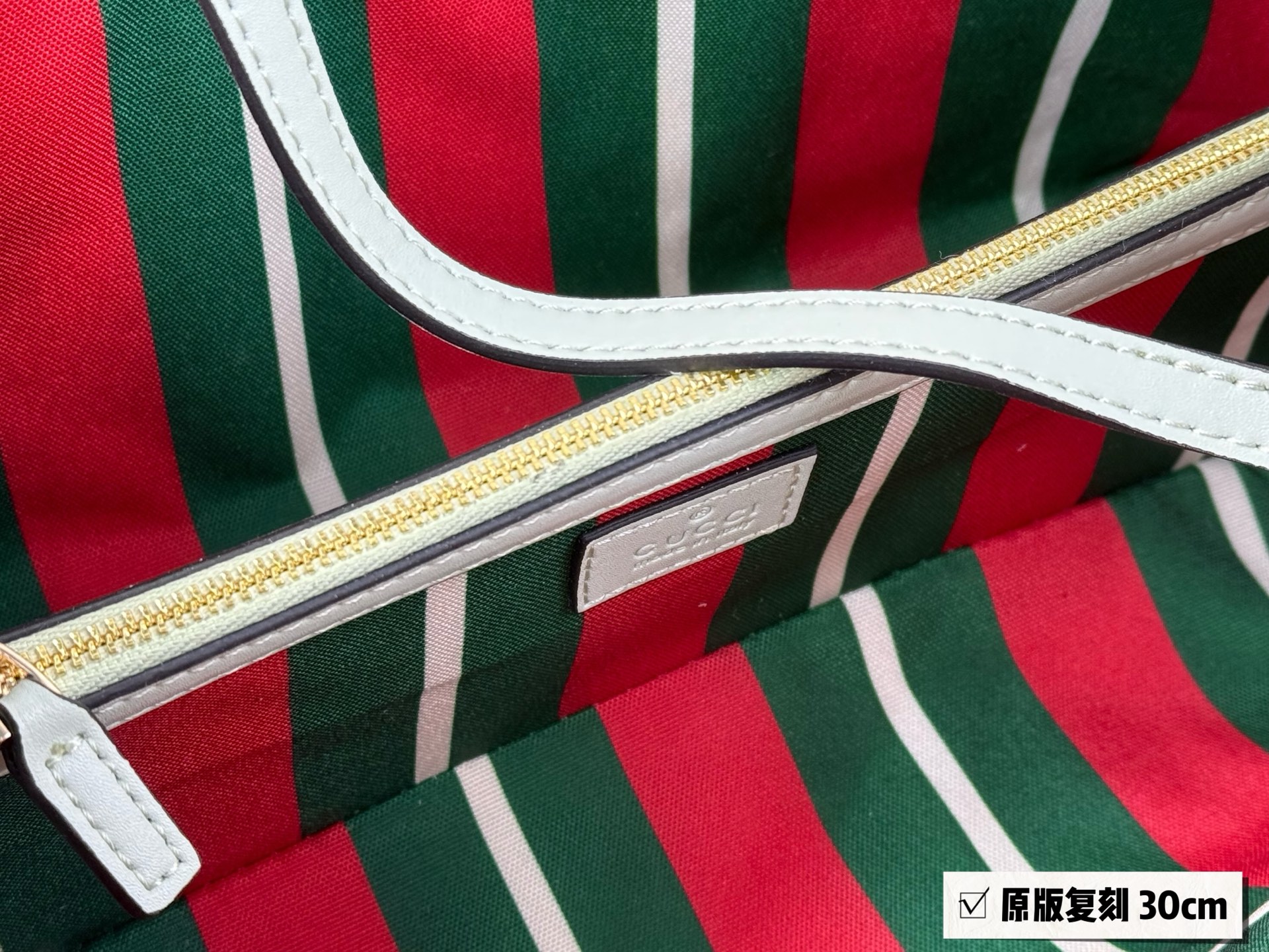 💰185无盒 挂件➕40 size：30*18cm GG新款 Emblem水桶包 我愿称之为年度包王 轻便能装好看又好搭！ 谁能不爱这个Emblem小水桶 ！