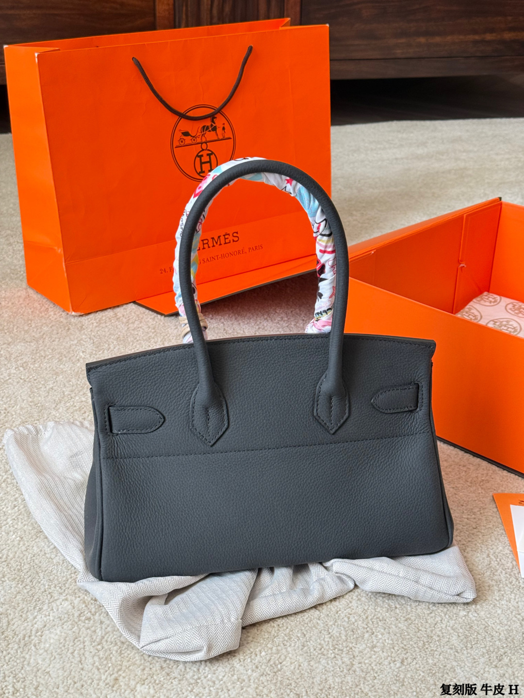 复刻版 头层牛皮 p330 Hermes 爱马仕｜Birkin 铂金包 独家经典火爆出货 纯皮 里外纯皮！集万千宠爱与一身 爱马仕&middot;birkin铂金包 专柜万年不下架 原厂激光五金 各路时尚主播/网红/明星不离手 气质女神爱不释手必备法宝 各种百搭 处处体现时尚品味 畅销多年 新版本新工艺 选材结实有型且皮质超软 里外全皮 油边/走线/五金媲美专柜 注目精湛工艺 感受工匠神韵 品质如图 市场最高版本 随意出入专柜无压力 女神包抓紧购 阳光下颜色偏浅 室内光线暗会深一些 这是常识哦 尺寸：30cm