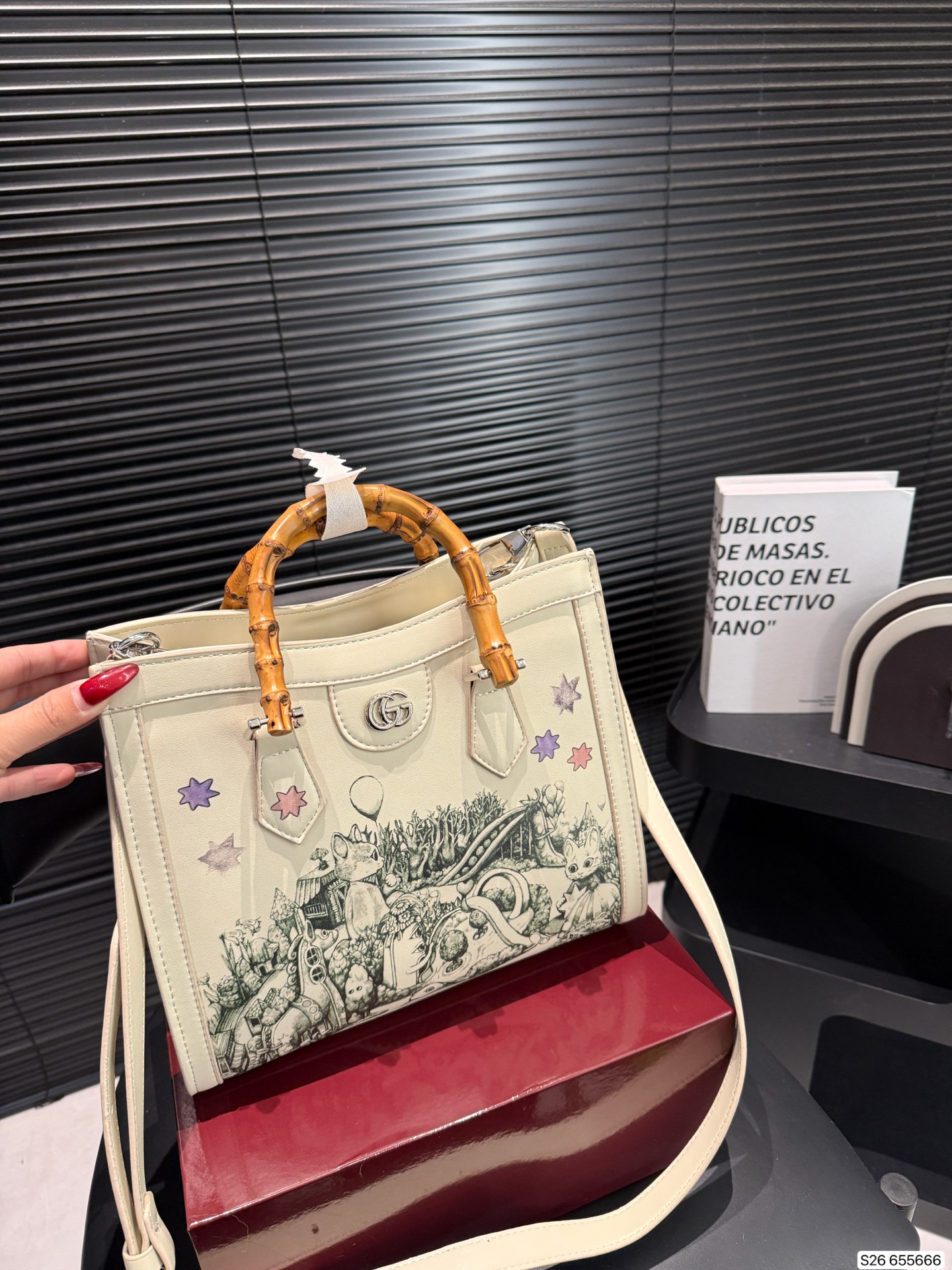 P180 配折叠盒子 酷奇 竹节手提Gucci Diana购物袋 最新系列，这个款复古韵味特别浓，对版五金 原版内里！上身效果也超赞，主要以精致特别的五金来提升整体质感。尺寸：27 24 货号655666