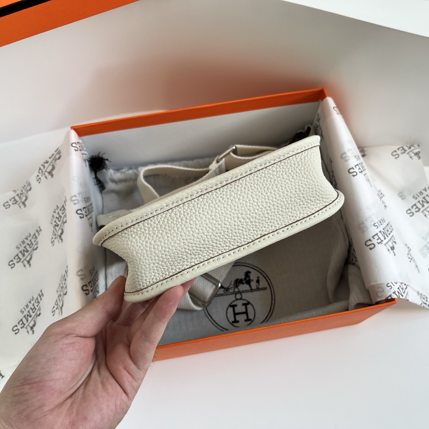 定制版16厘米💰190包邮‼️配盒 一年四季都能背的包包，推荐mini伊芙琳 伊芙琳真的很基础很百搭 特别是经典色怎么背都不会出错，每当我不知道背什么包的时候，mini伊芙琳永远是我的首选！ 尺寸：16&times;16.5&times;8cm