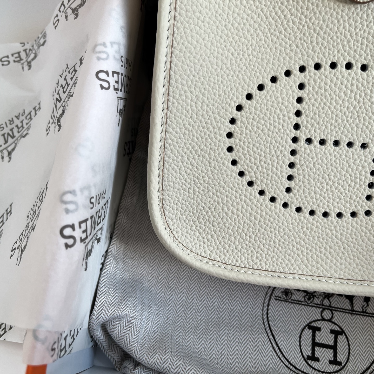 定制版16厘米💰190包邮‼️配盒 一年四季都能背的包包，推荐mini伊芙琳 伊芙琳真的很基础很百搭 特别是经典色怎么背都不会出错，每当我不知道背什么包的时候，mini伊芙琳永远是我的首选！ 尺寸：16&times;16.5&times;8cm