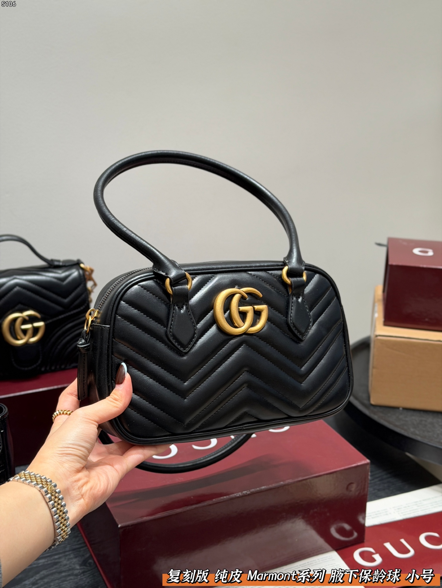 P145 礼盒包装 复刻版 纯皮！ Gucci GG Marmont保龄球包腋下马蒙包，黑色波浪纹绗缝皮革+金色双G标志，简约又超有辨识度。 手提or腋下背都OK，通勤，出街都很百搭!皮革柔软耐用，容量刚好，日常用品轻松装下。 尺寸 小号26*16cm