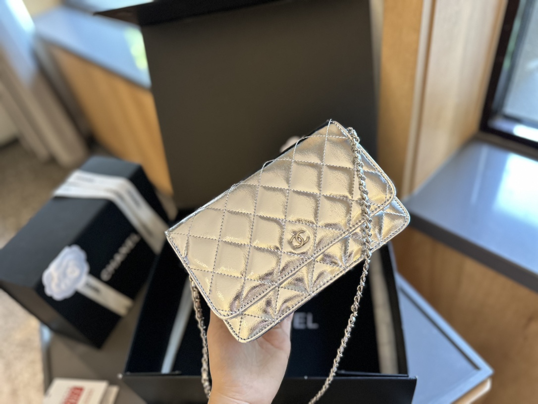 p130 折叠礼盒包装装 CHANEL 香奈儿发财包 入门级小挎包 香奈儿woc新款发财包 可斜挎单肩 链条可收入包内作为手包使用💪 上身后超显大气， 别看小小的 这个很能装哦 小巧实用 人手必备 上身效果超好 尺寸: 19.12