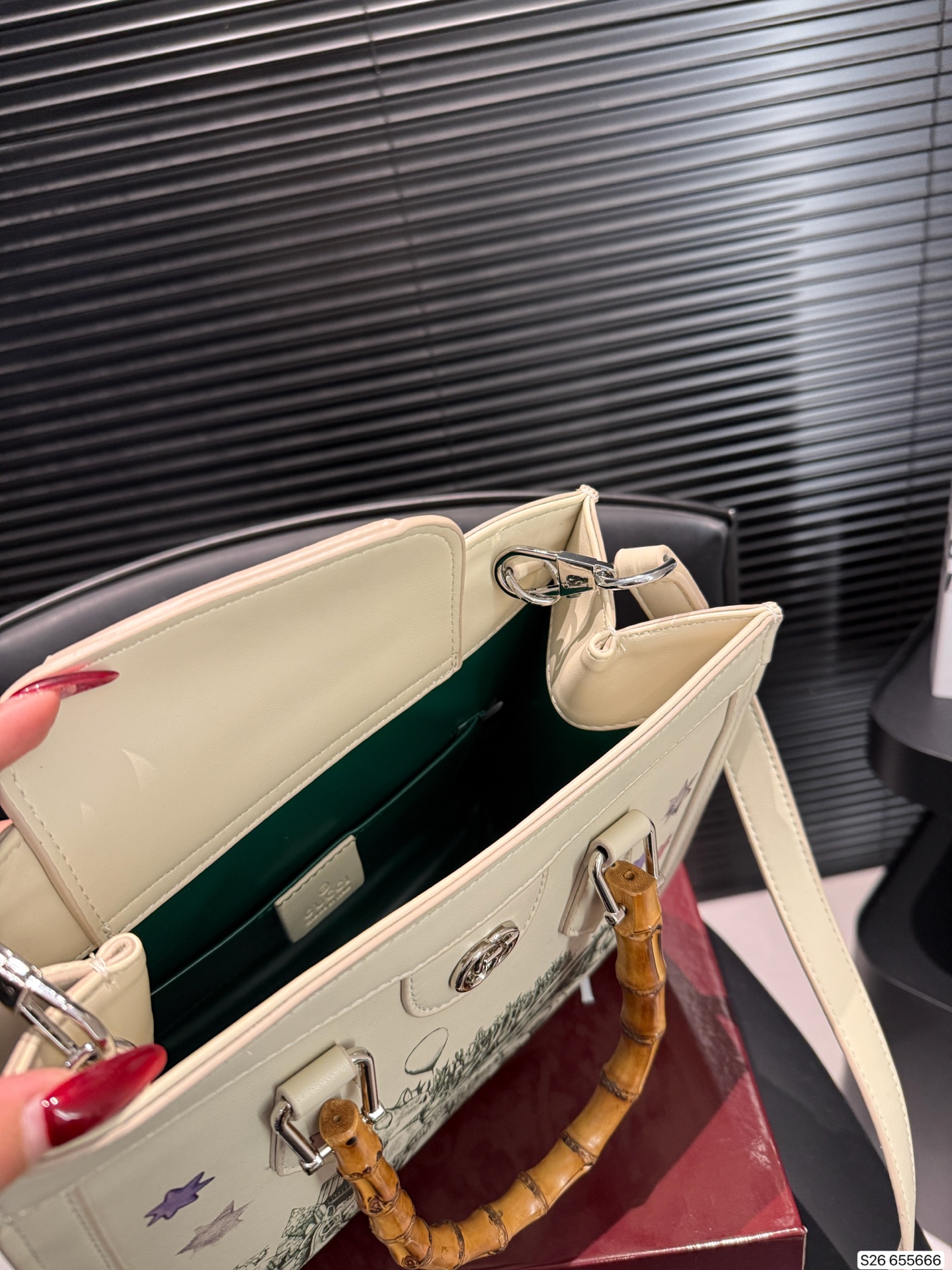 P180 配折叠盒子 酷奇 竹节手提Gucci Diana购物袋 最新系列，这个款复古韵味特别浓，对版五金 原版内里！上身效果也超赞，主要以精致特别的五金来提升整体质感。尺寸：27 24 货号655666