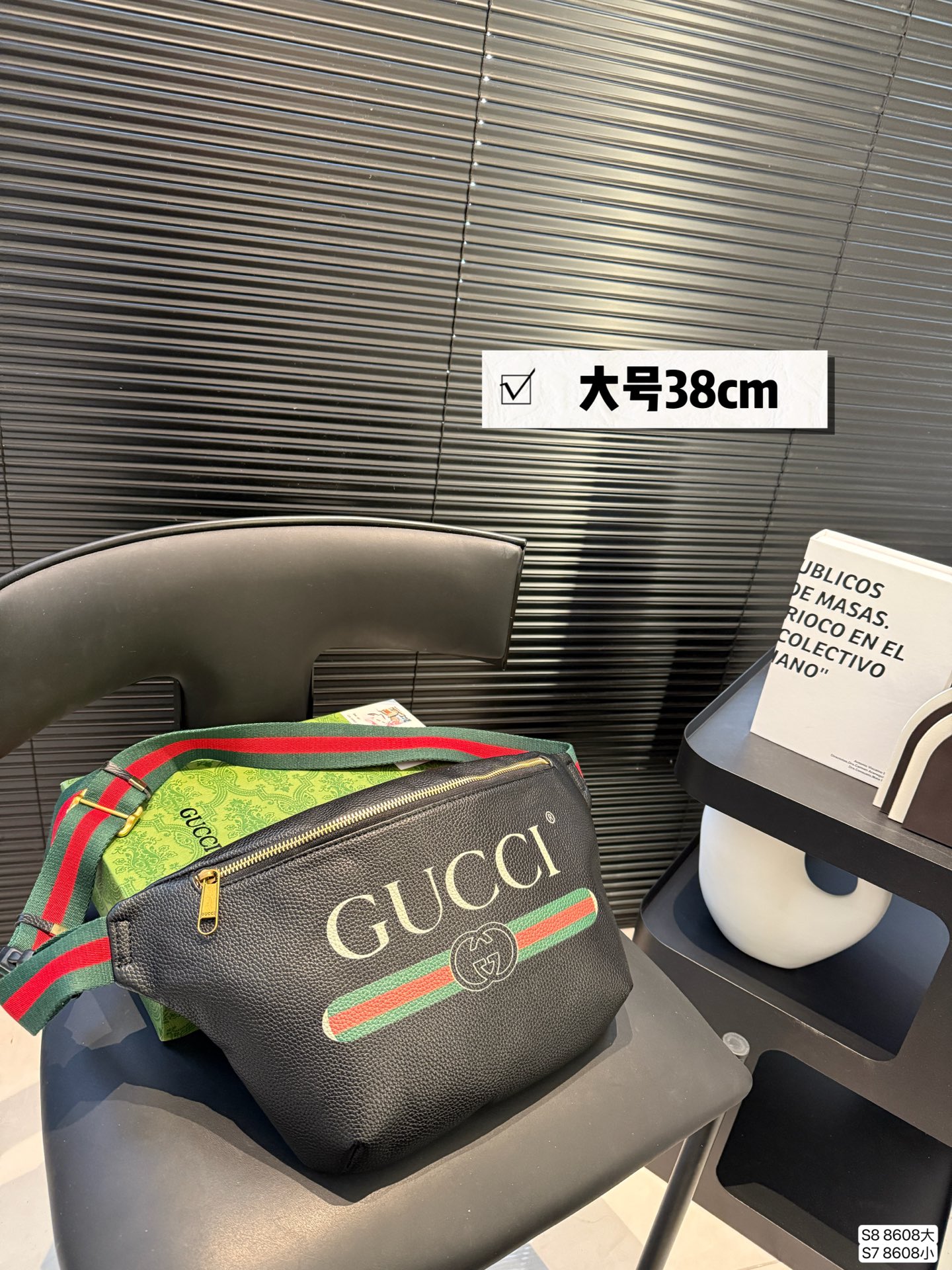 大号P90 小号P85 酷奇胸包 今年腰包胸包真的超级火 hot到不行的腰包|经典大牌明星同款 胸包重回时尚圈也不是一天两天的事情了，但没想到的是竟然越来越火 胸包不仅仅只是满足功能性的需求 更是为你的时髦度添砖加瓦 要说胸包最大的优点就是解放双手 把它挂在胸前百搭无压力 超多时髦的人都用它来凹造型了尺寸：大号38 23 小号31 17 货号8608